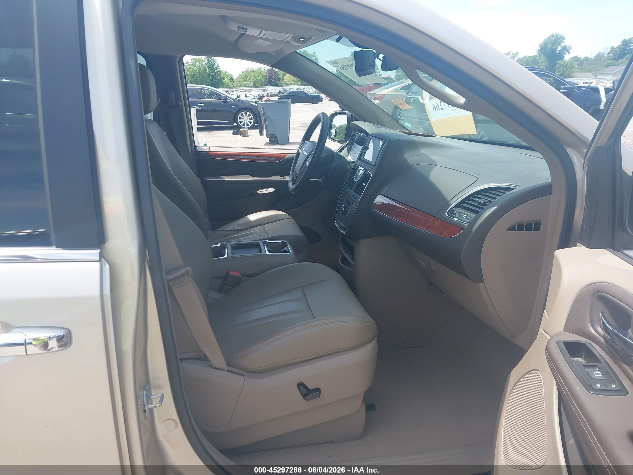 2015 Chrysler Town & Country Touring-l Tan vin: 2C4RC1CG9FR656340