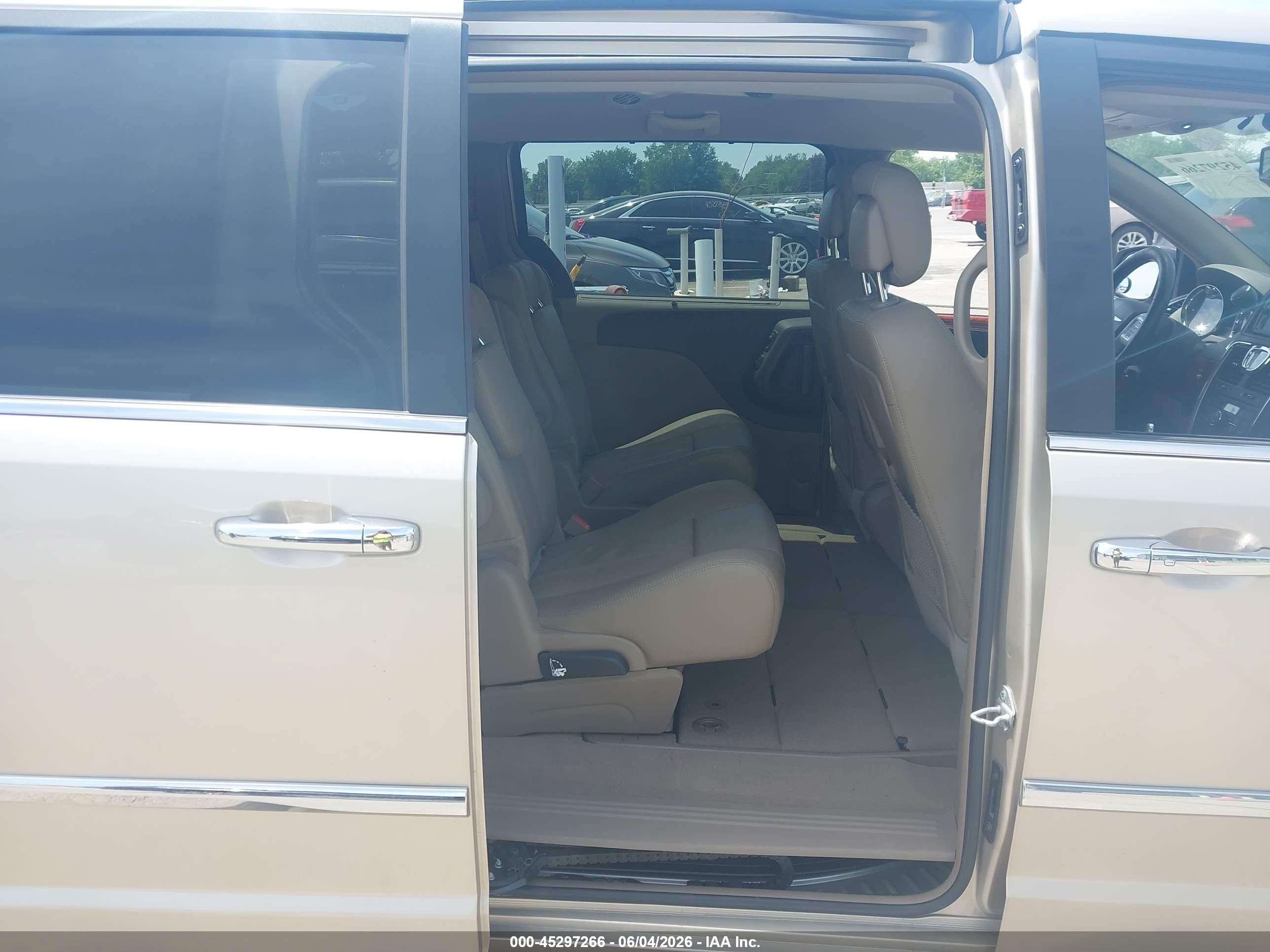 2015 Chrysler Town & Country Touring-l Tan vin: 2C4RC1CG9FR656340