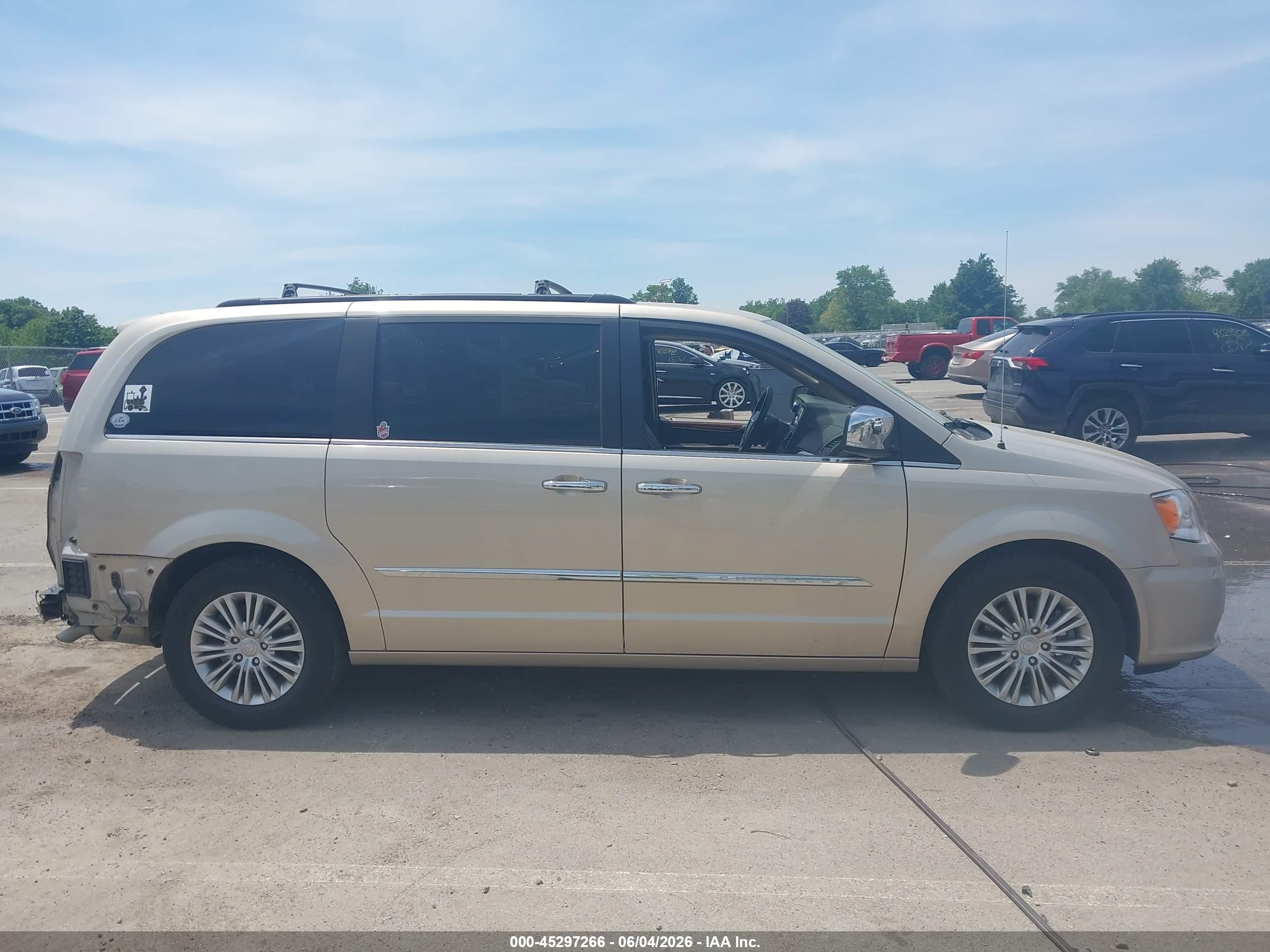 2015 Chrysler Town & Country Touring-l Tan vin: 2C4RC1CG9FR656340