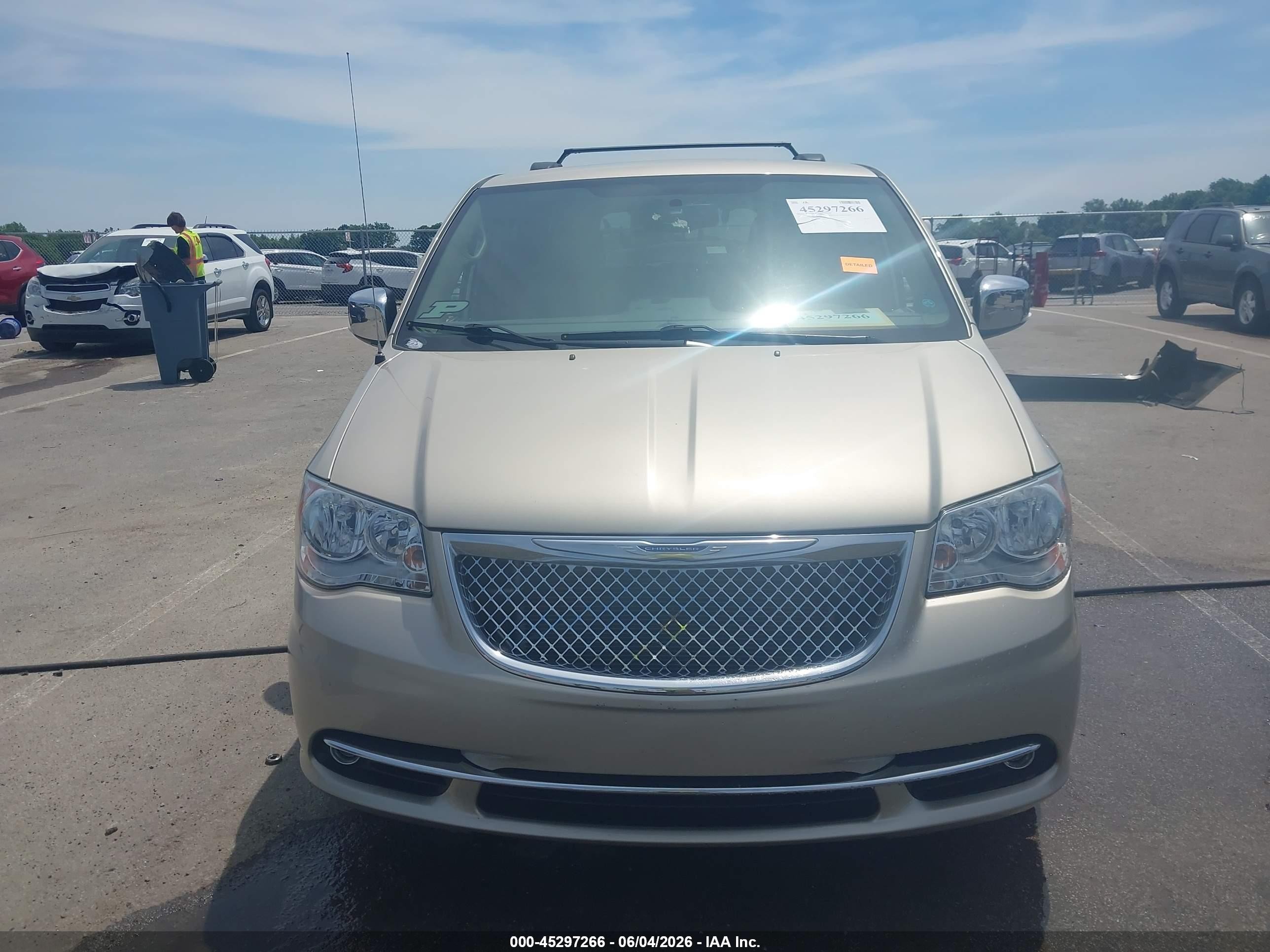 2015 Chrysler Town & Country Touring-l Tan vin: 2C4RC1CG9FR656340