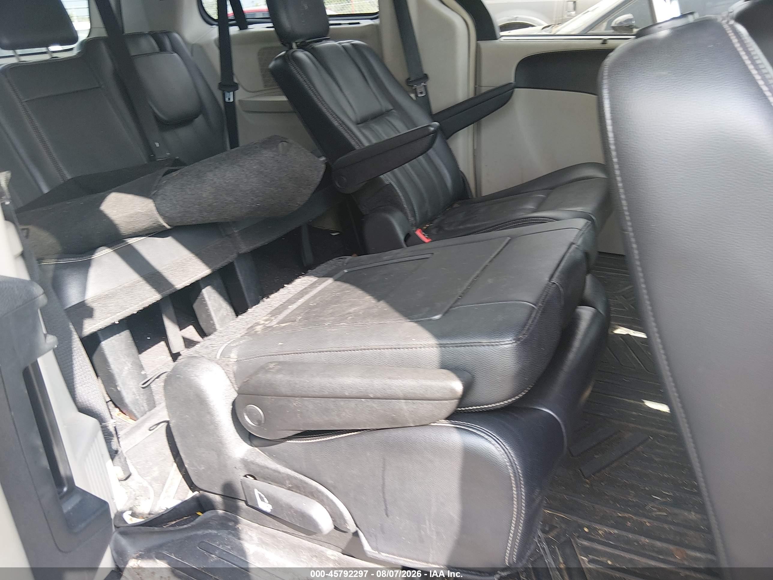 2013 Chrysler Town & Country Touring-l Beige vin: 2C4RC1CGXDR574937