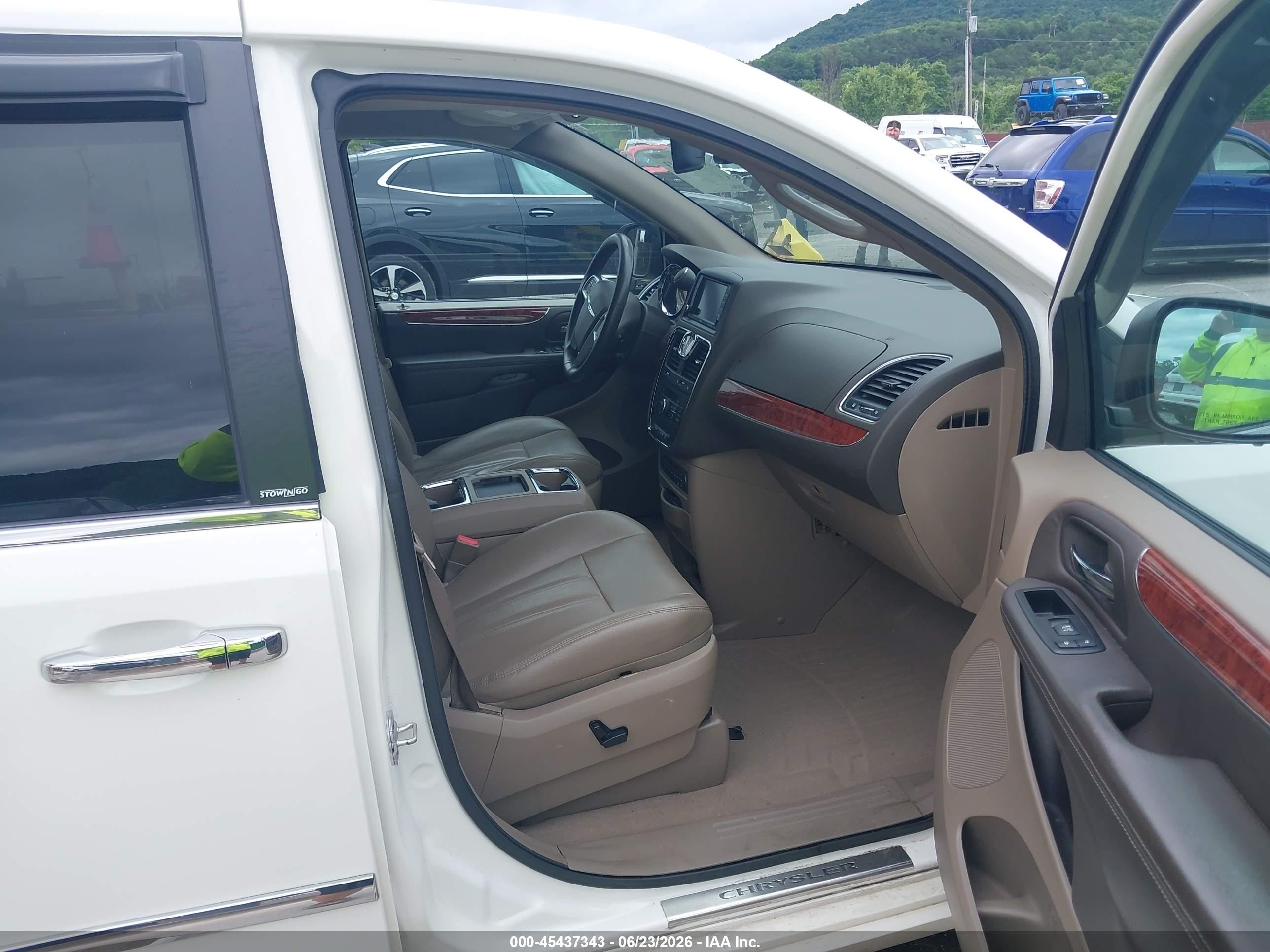 2013 Chrysler Town & Country Touring-l Белый vin: 2C4RC1CGXDR614983