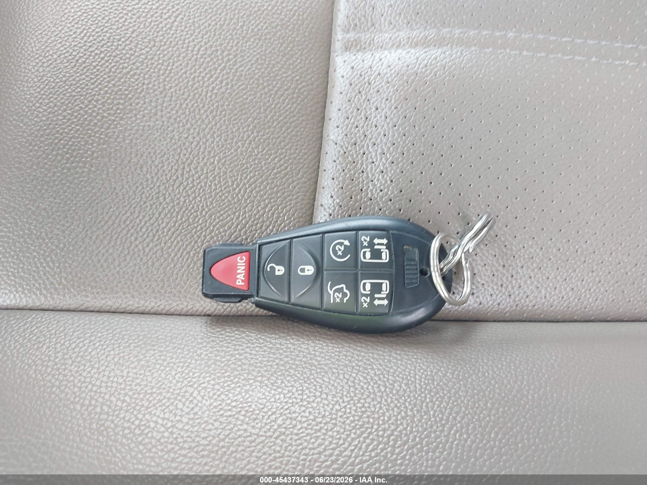 2013 Chrysler Town & Country Touring-l Белый vin: 2C4RC1CGXDR614983