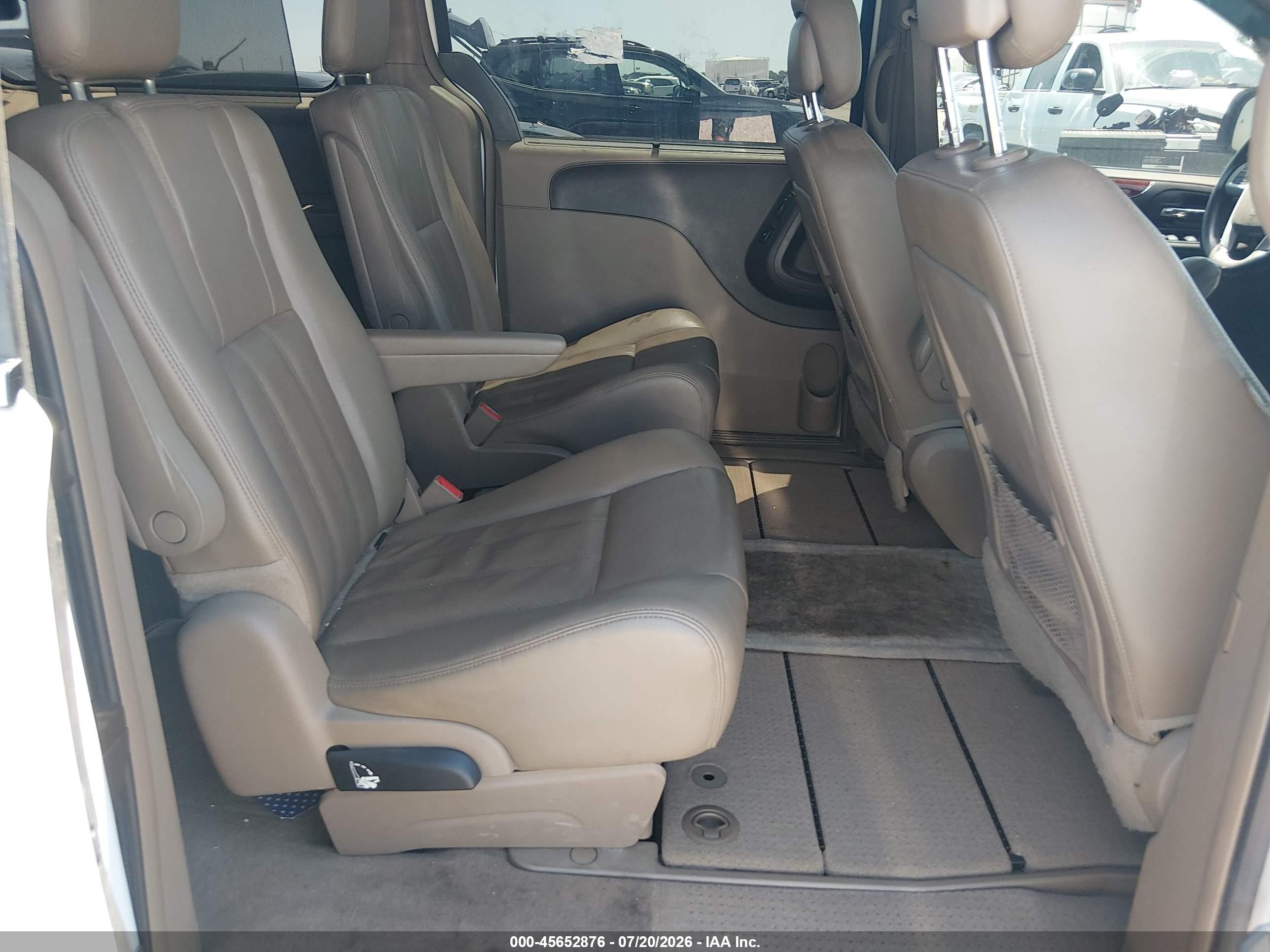 2013 Chrysler Town & Country Touring-l White vin: 2C4RC1CGXDR816092