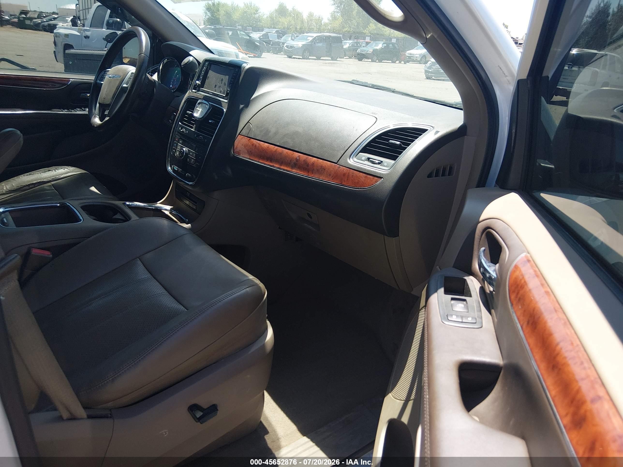 2013 Chrysler Town & Country Touring-l White vin: 2C4RC1CGXDR816092