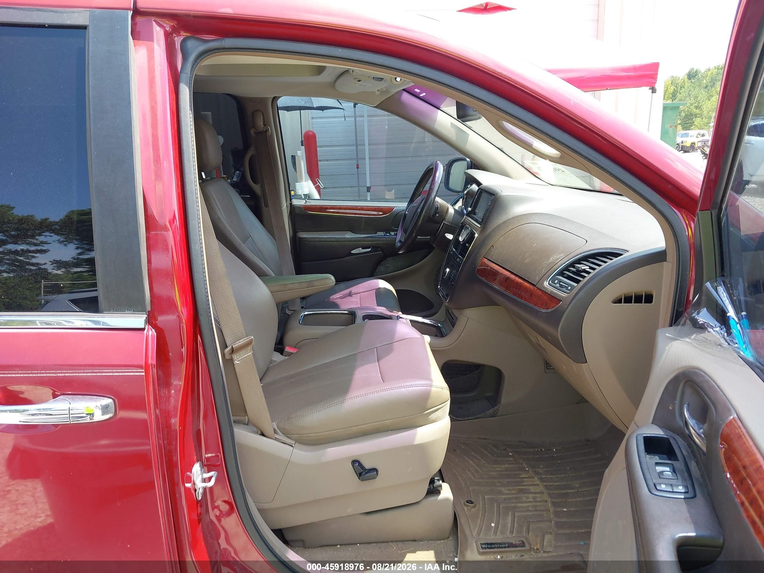 2014 Chrysler Town & Country Touring-l Red vin: 2C4RC1CGXER165208