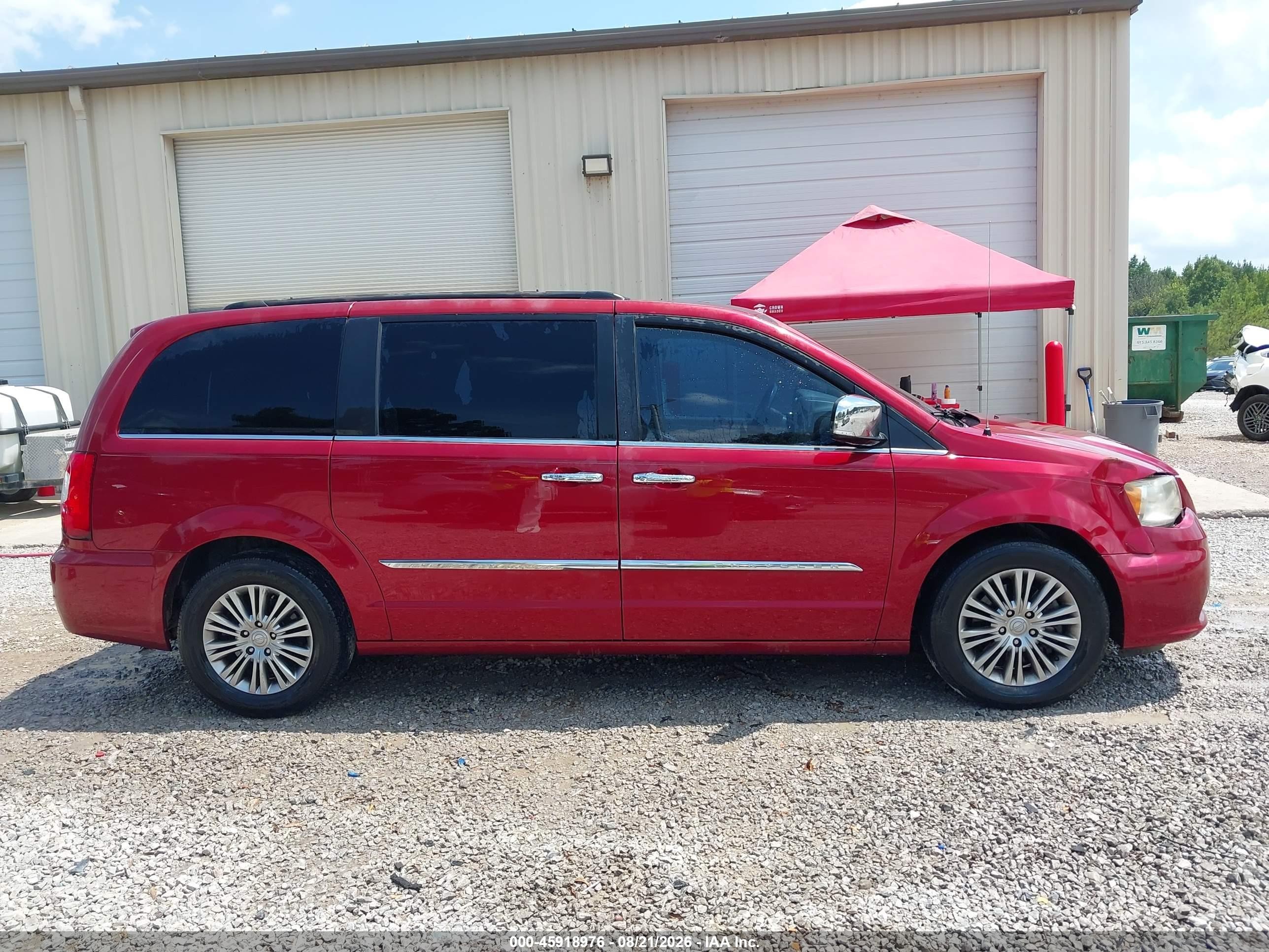 2014 Chrysler Town & Country Touring-l Red vin: 2C4RC1CGXER165208