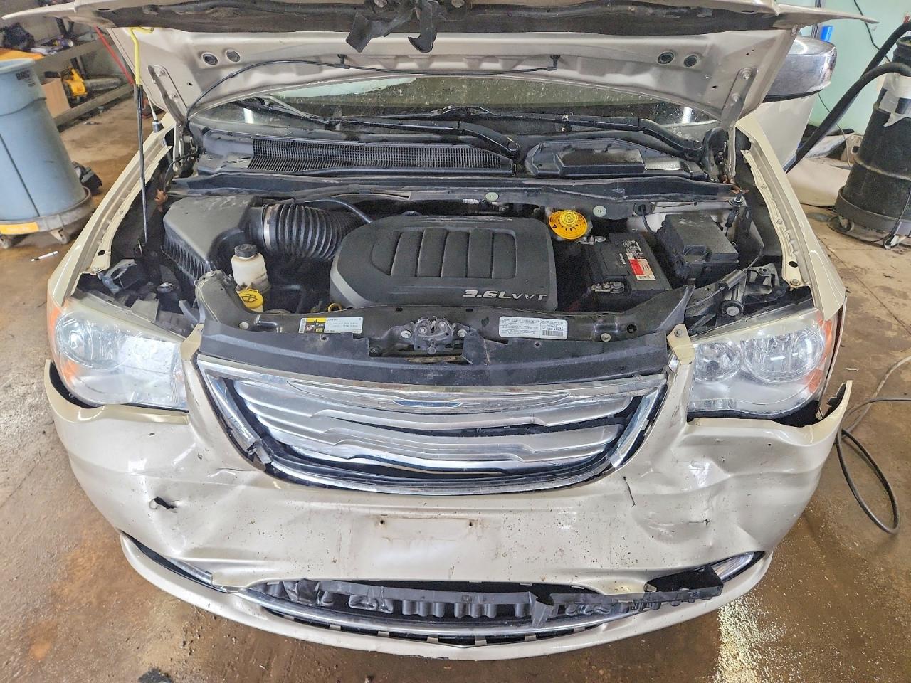 2014 Chrysler Town & Country Touring L Beige vin: 2C4RC1CGXER228436