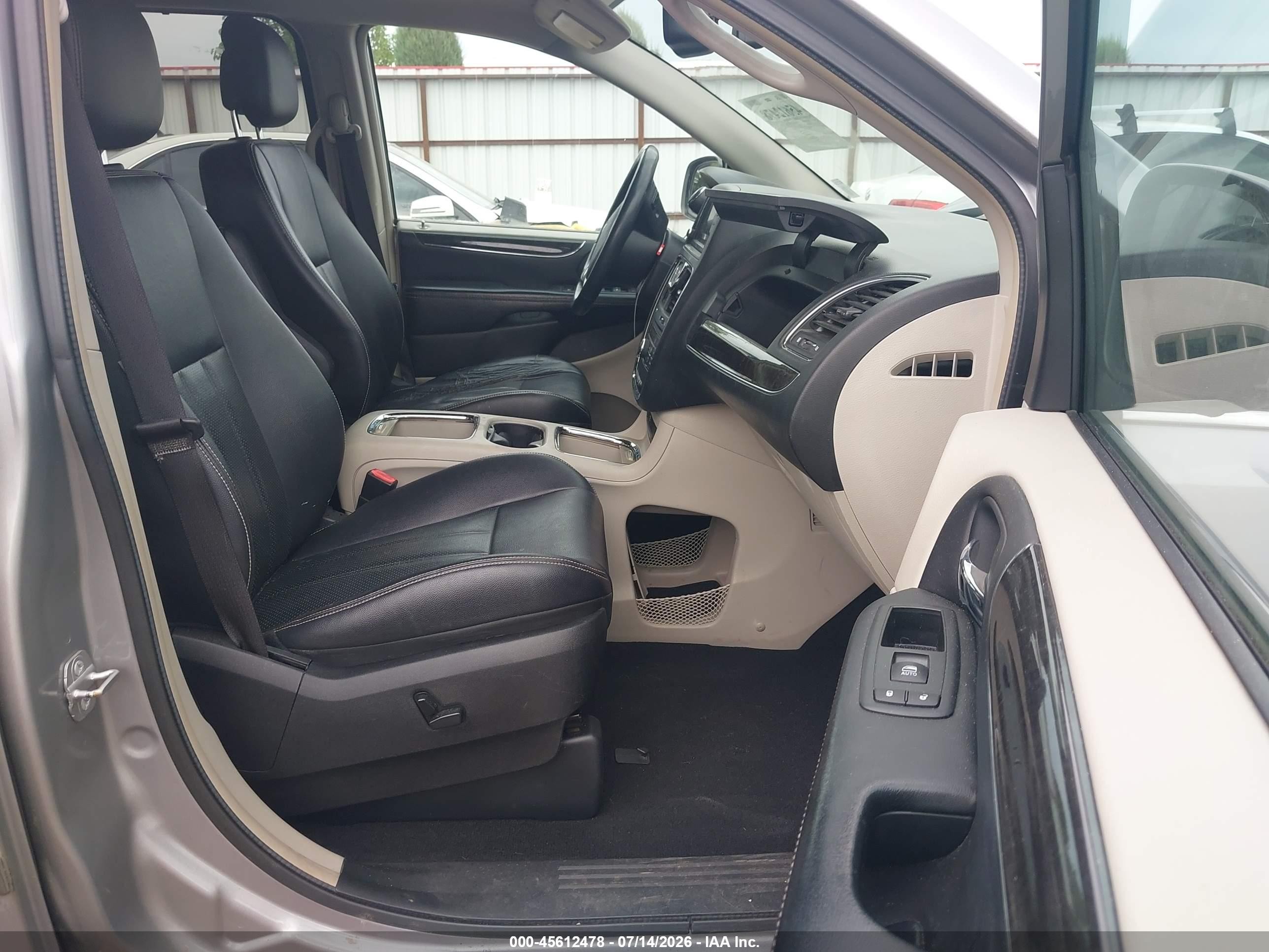 2014 Chrysler Town & Country Touring-l Silver vin: 2C4RC1CGXER307430