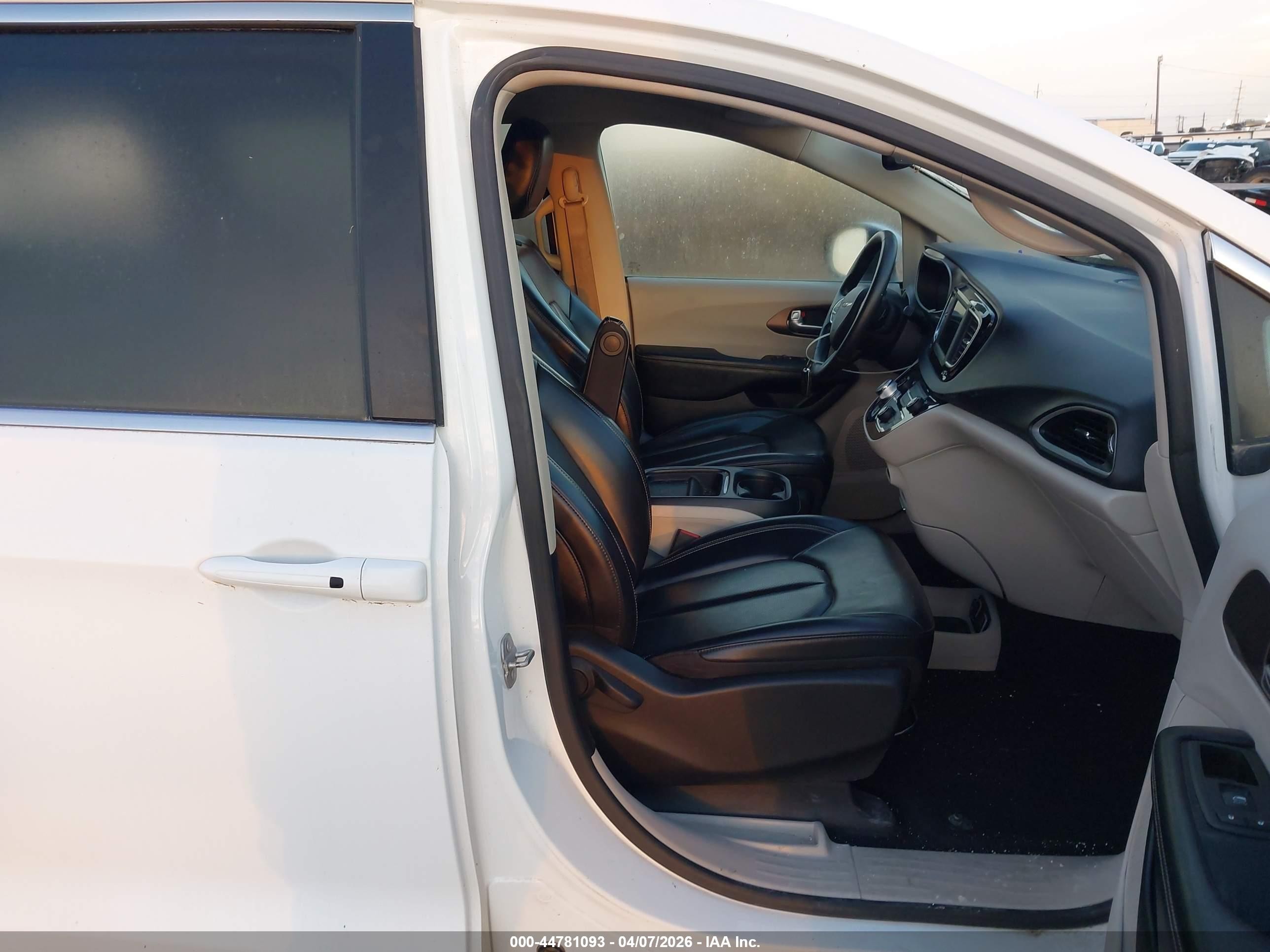 2021 Chrysler Voyager Lxi White vin: 2C4RC1DG1MR533014