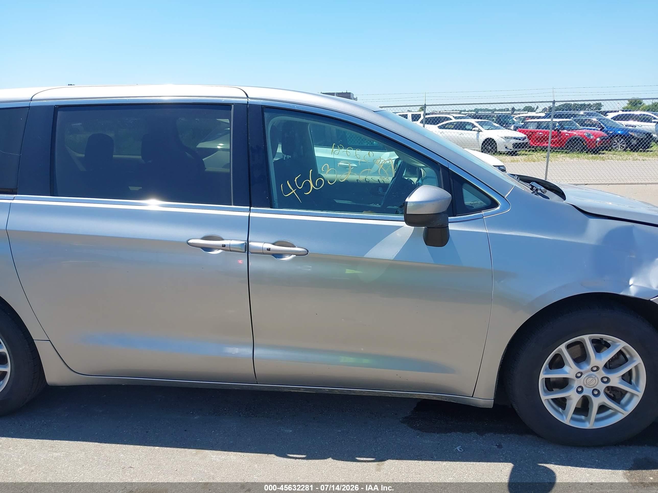 2017 Chrysler Pacifica Touring Silver vin: 2C4RC1DG2HR501405