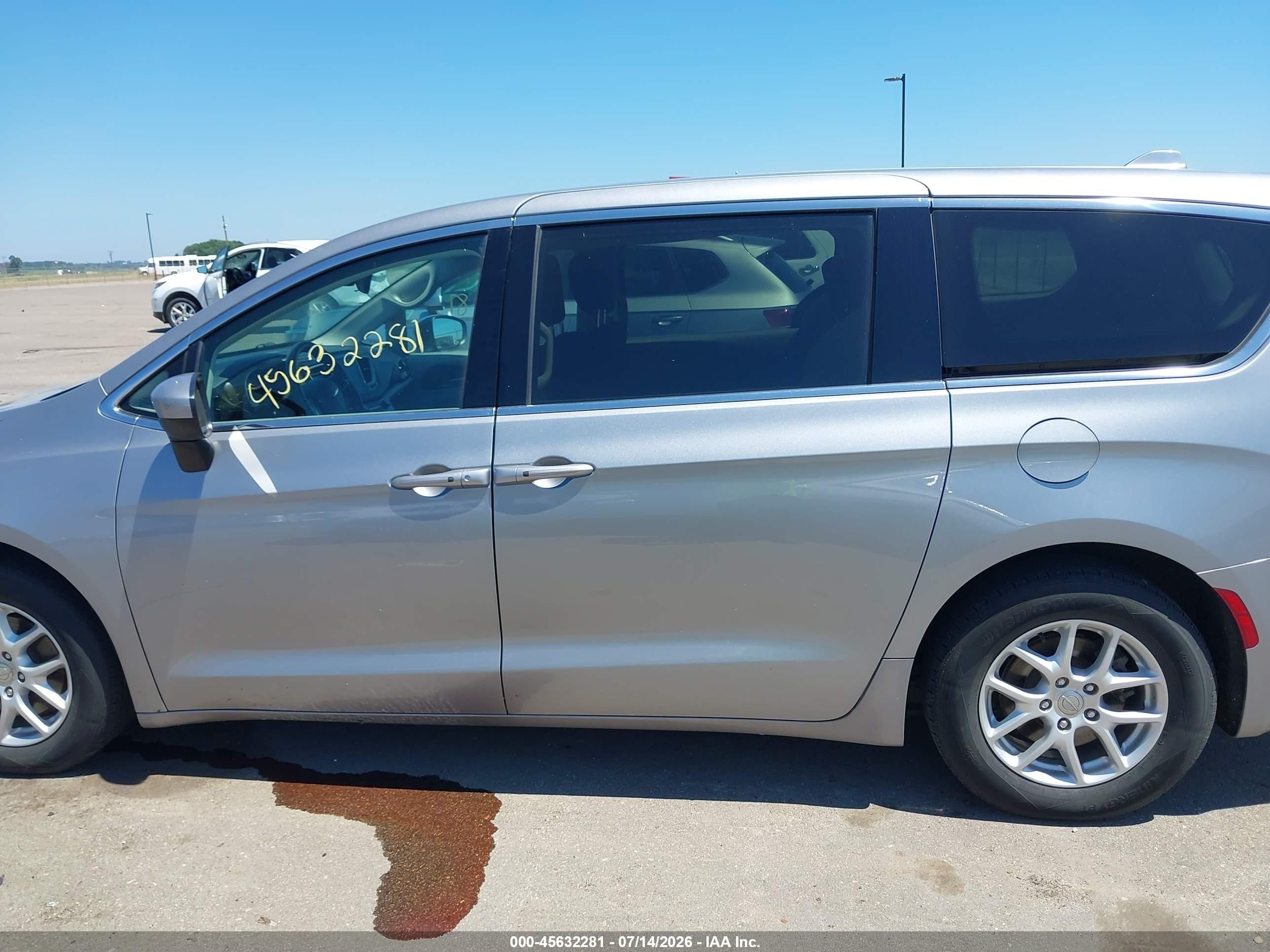 2017 Chrysler Pacifica Touring Silver vin: 2C4RC1DG2HR501405