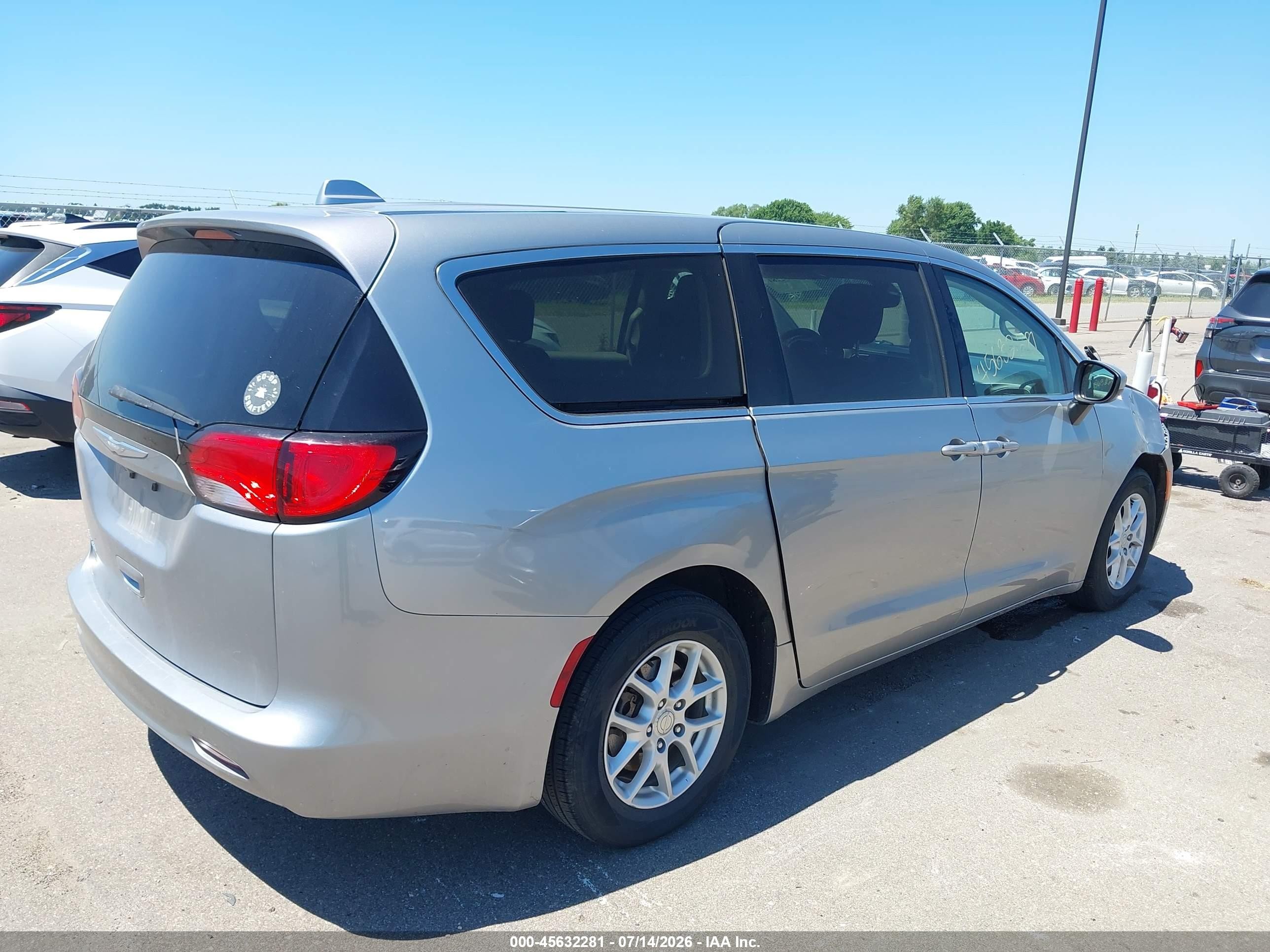 2017 Chrysler Pacifica Touring Silver vin: 2C4RC1DG2HR501405