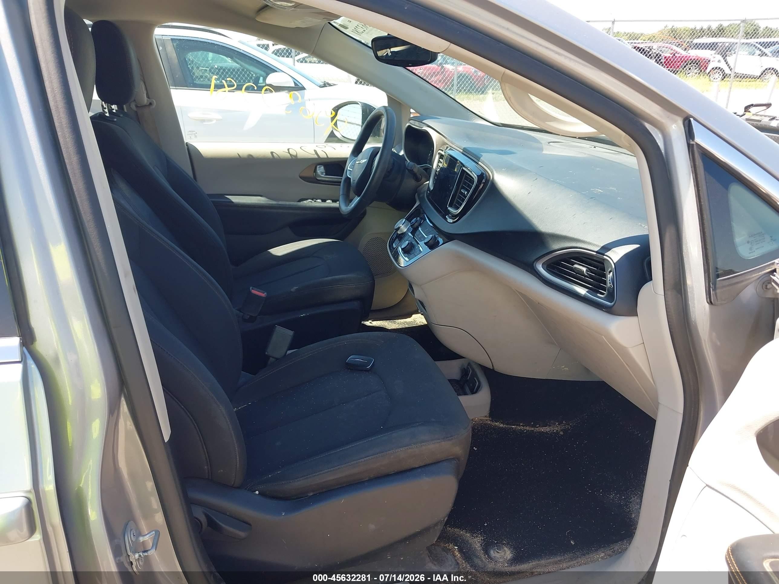 2017 Chrysler Pacifica Touring Silver vin: 2C4RC1DG2HR501405