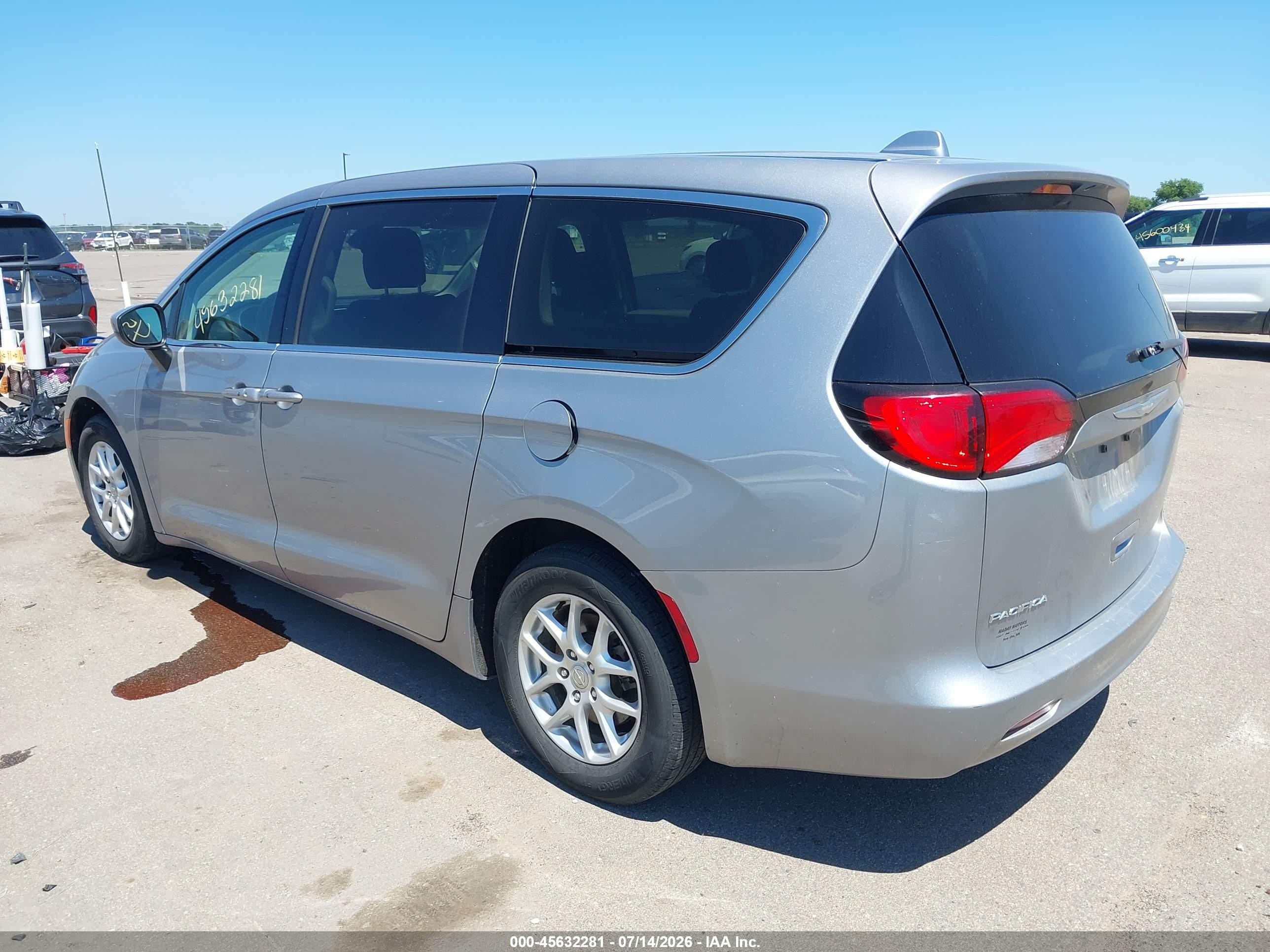2017 Chrysler Pacifica Touring Silver vin: 2C4RC1DG2HR501405