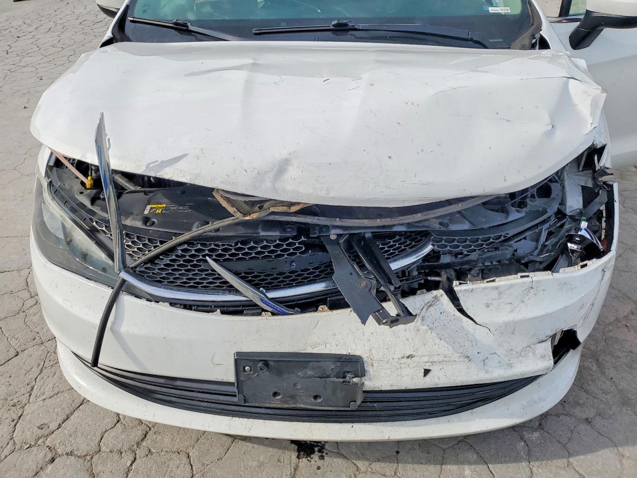 2020 Chrysler Voyager Lxi White vin: 2C4RC1DG4LR164518