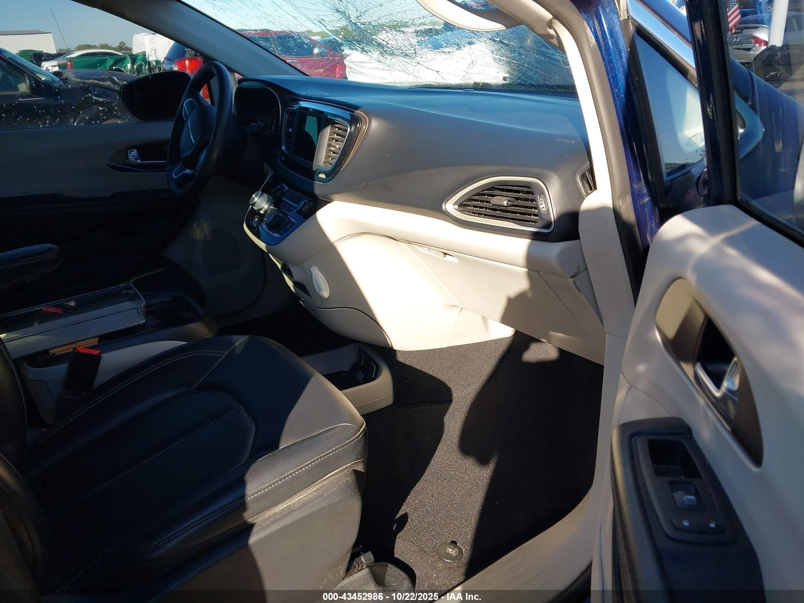 2020 Chrysler Voyager Lxi Navy vin: 2C4RC1DG4LR184316