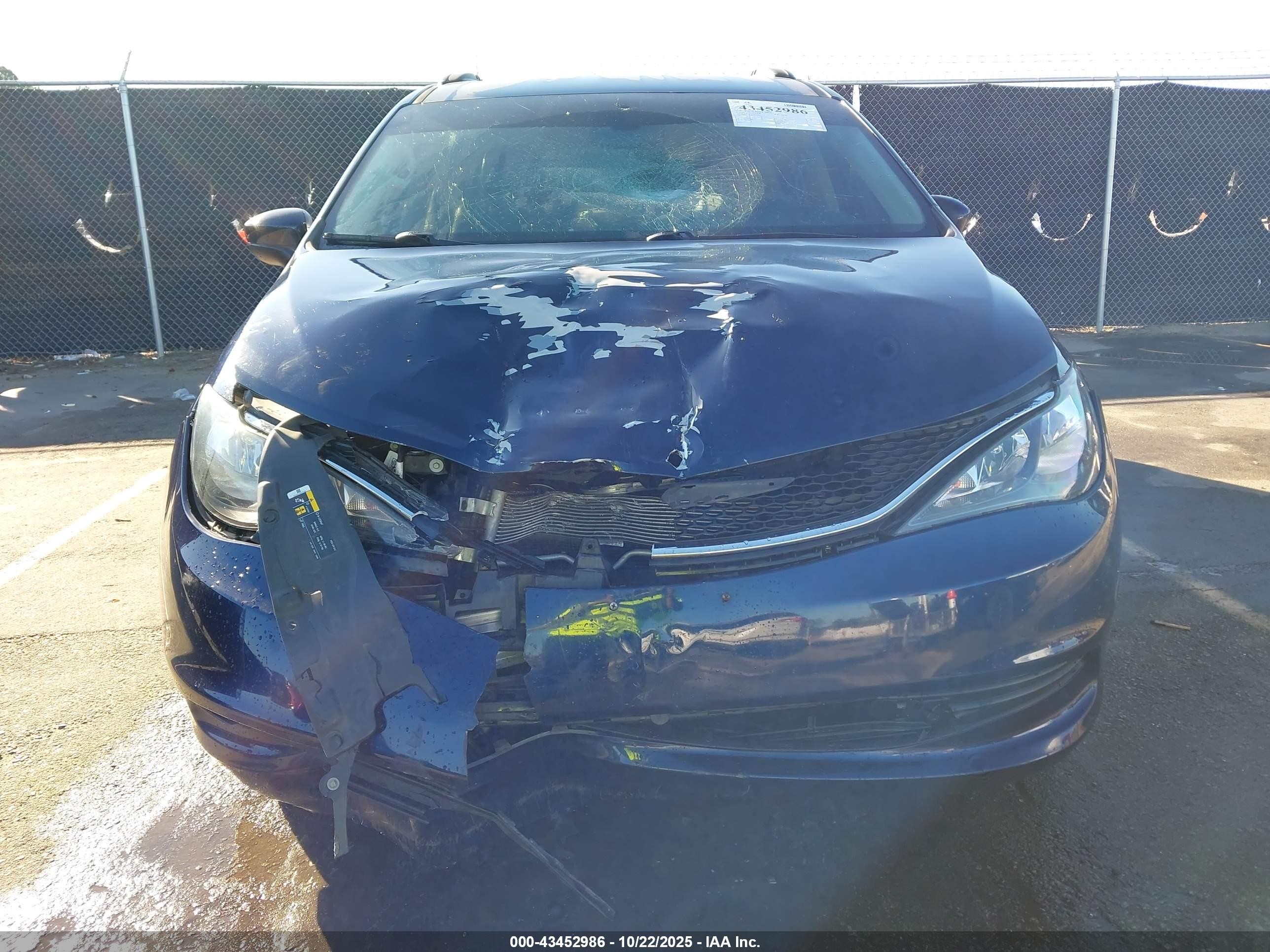 2020 Chrysler Voyager Lxi Navy vin: 2C4RC1DG4LR184316