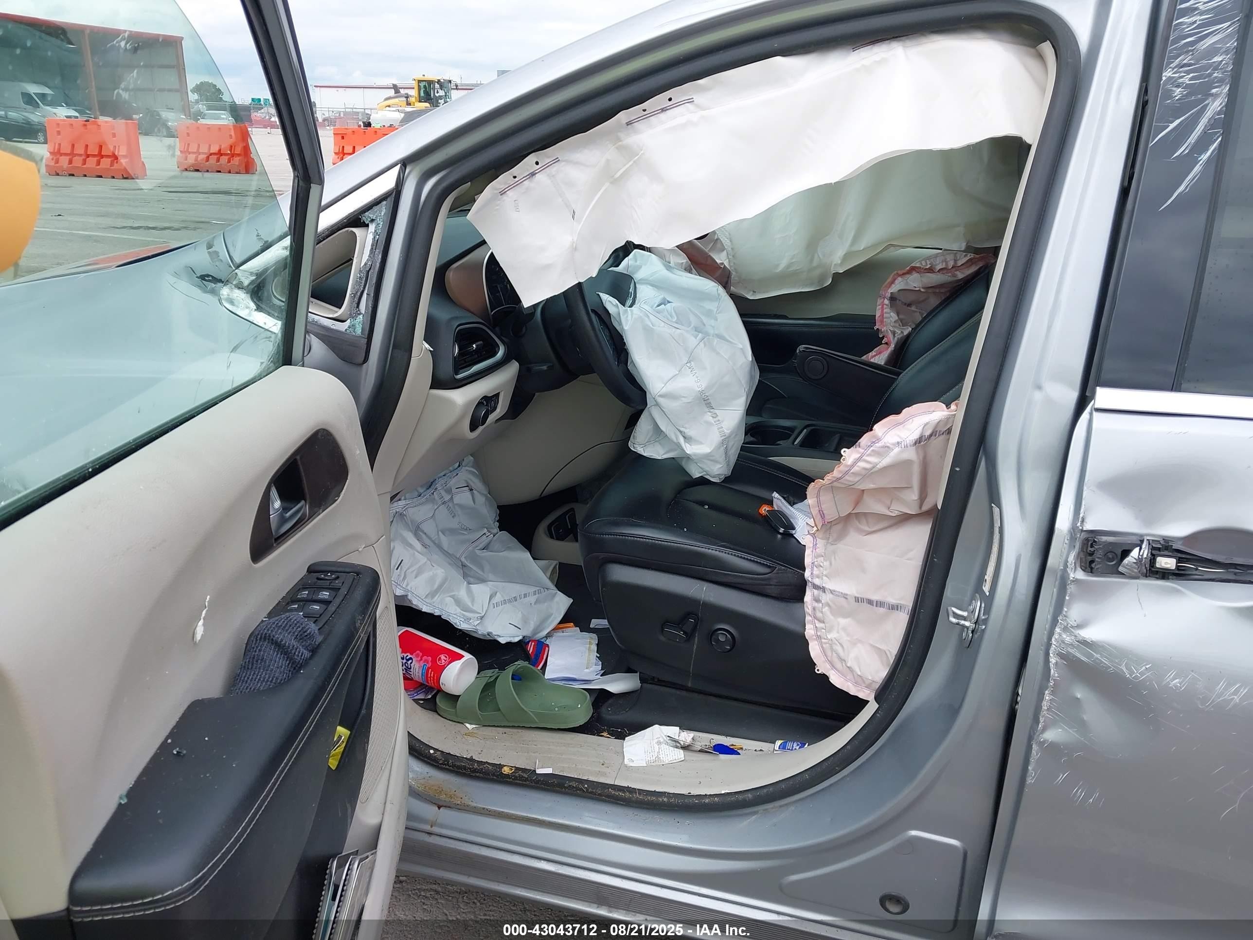 2020 Chrysler Voyager Lxi Gray vin: 2C4RC1DG9LR260628
