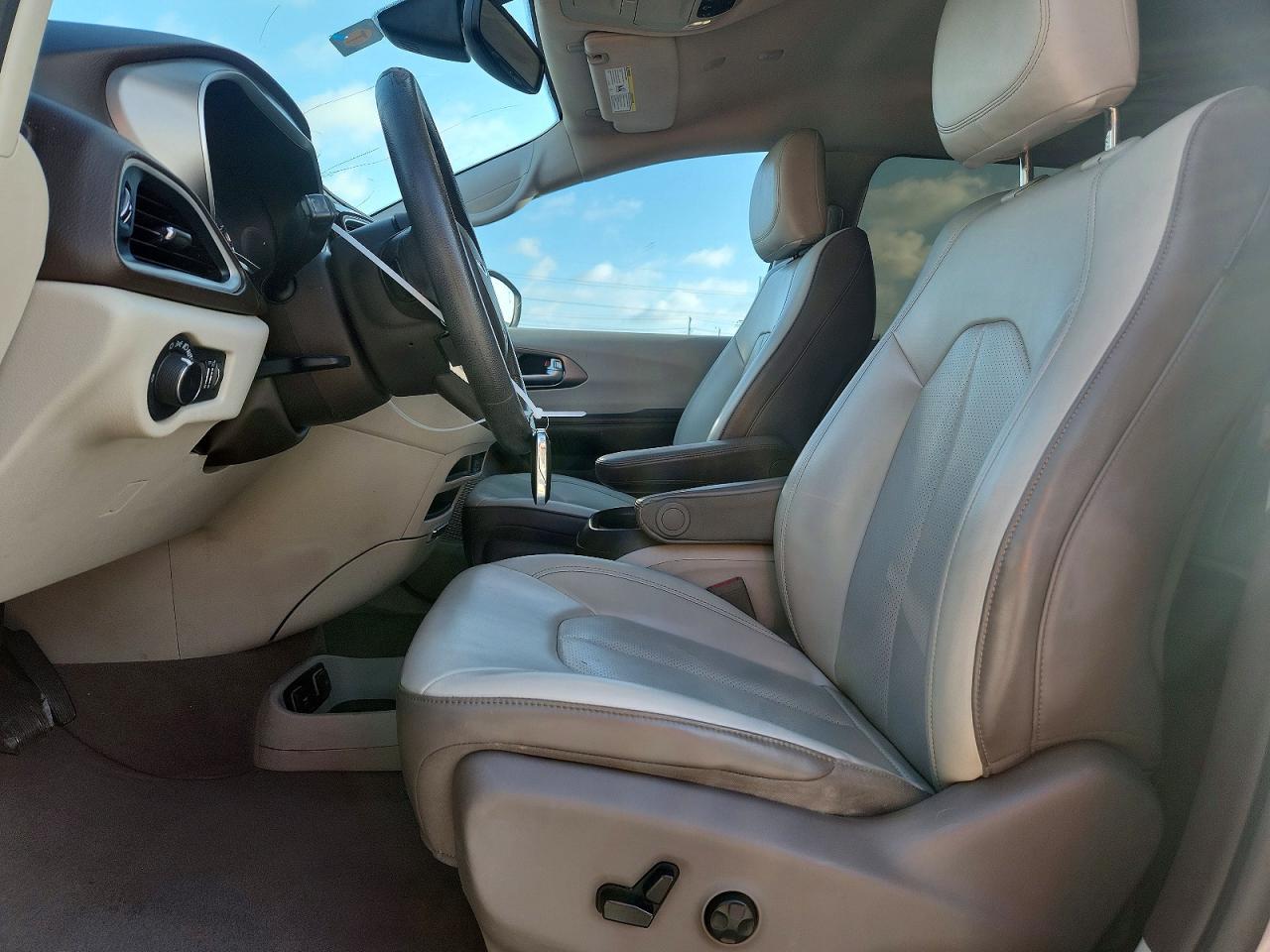 2020 Chrysler Voyager Lxi Silver vin: 2C4RC1DG9LR265411