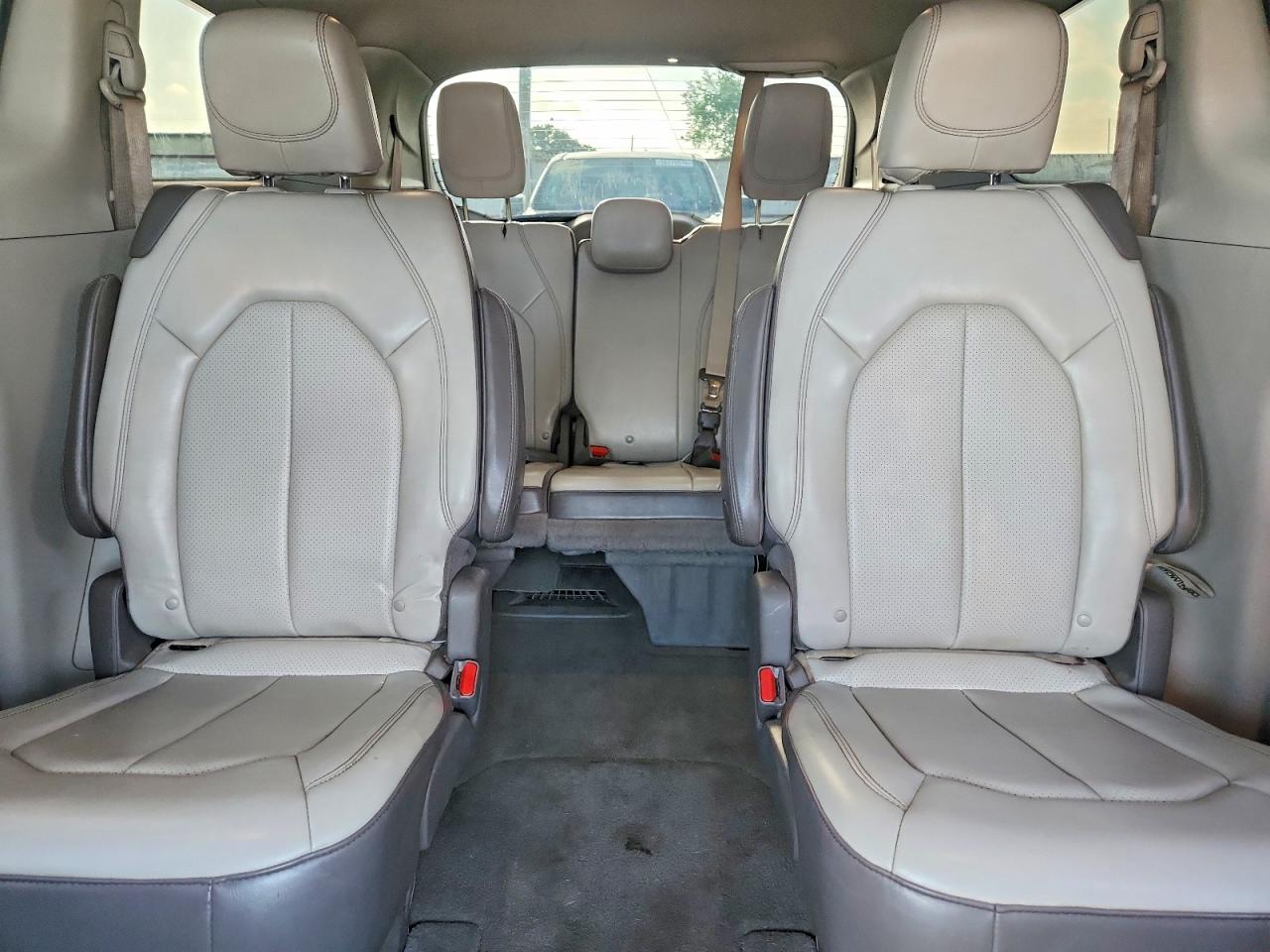 2020 Chrysler Voyager Lxi Silver vin: 2C4RC1DG9LR265411