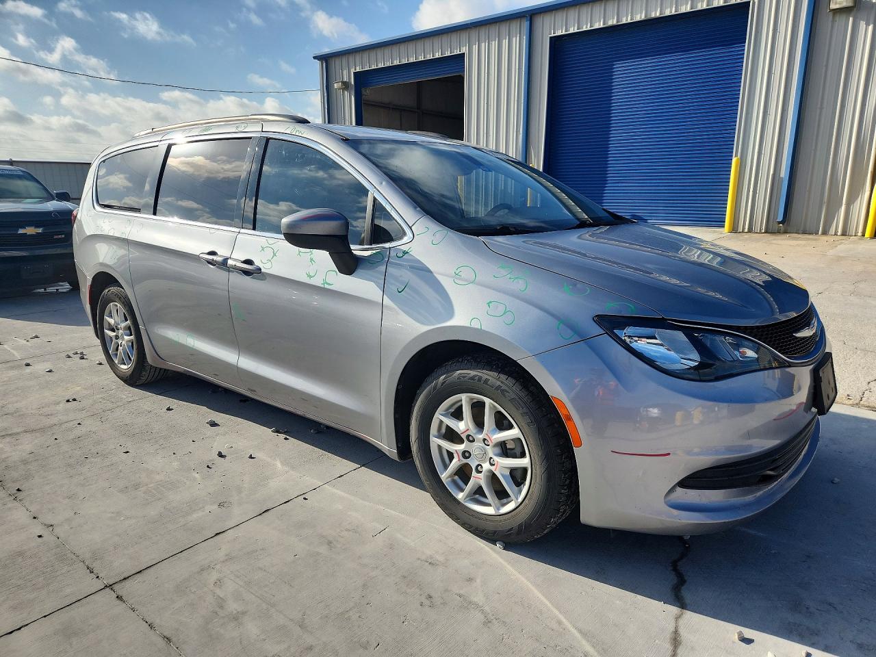 2020 Chrysler Voyager Lxi Silver vin: 2C4RC1DG9LR265411