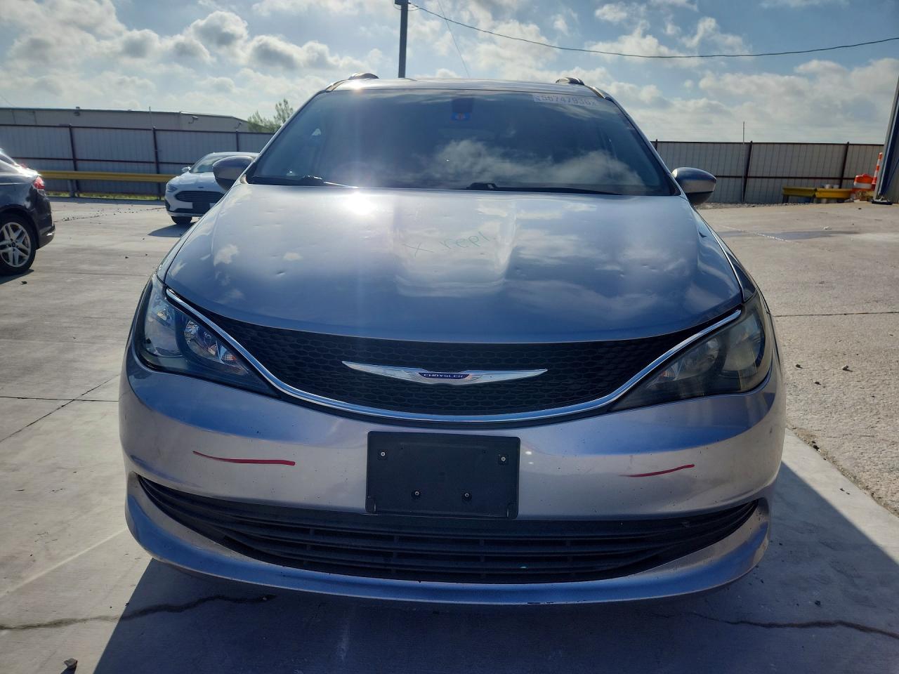 2020 Chrysler Voyager Lxi Silver vin: 2C4RC1DG9LR265411