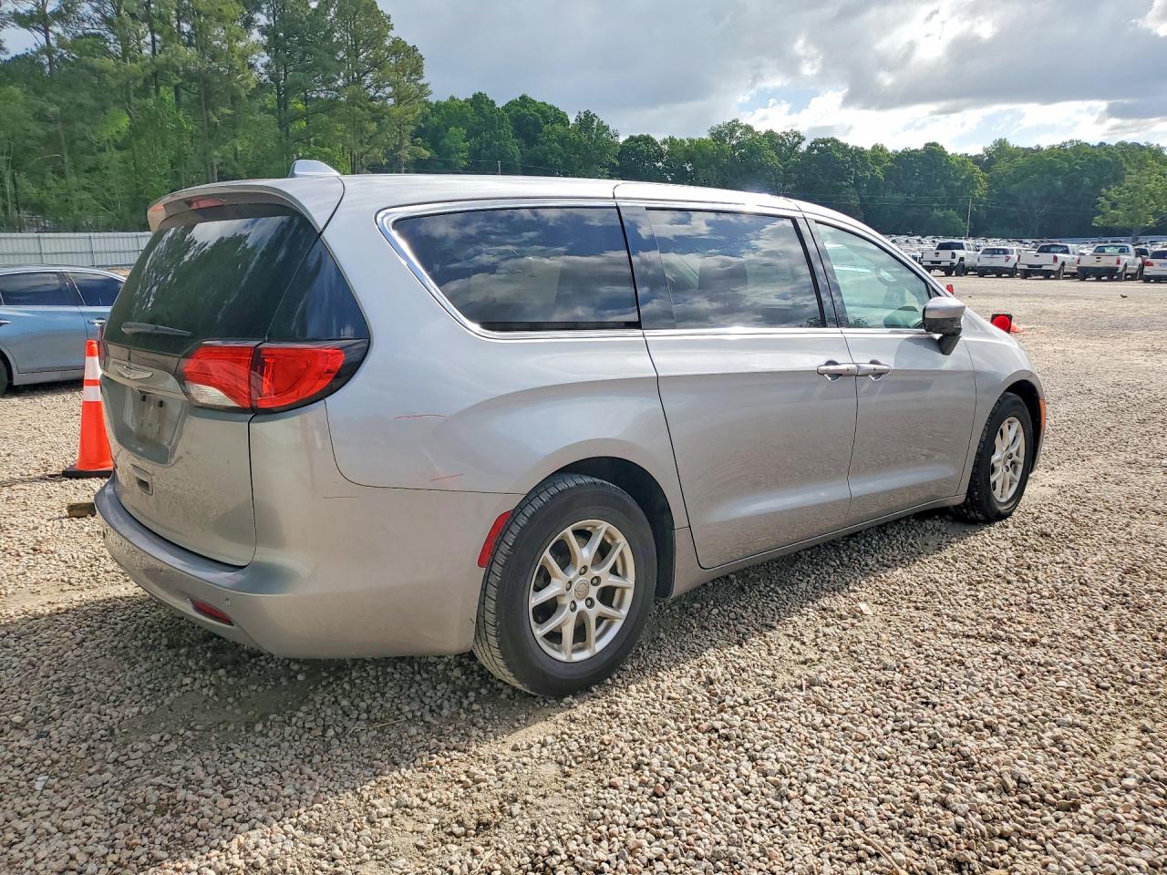 2017 Chrysler Pacifica Touring Silver vin: 2C4RC1DGXHR522907