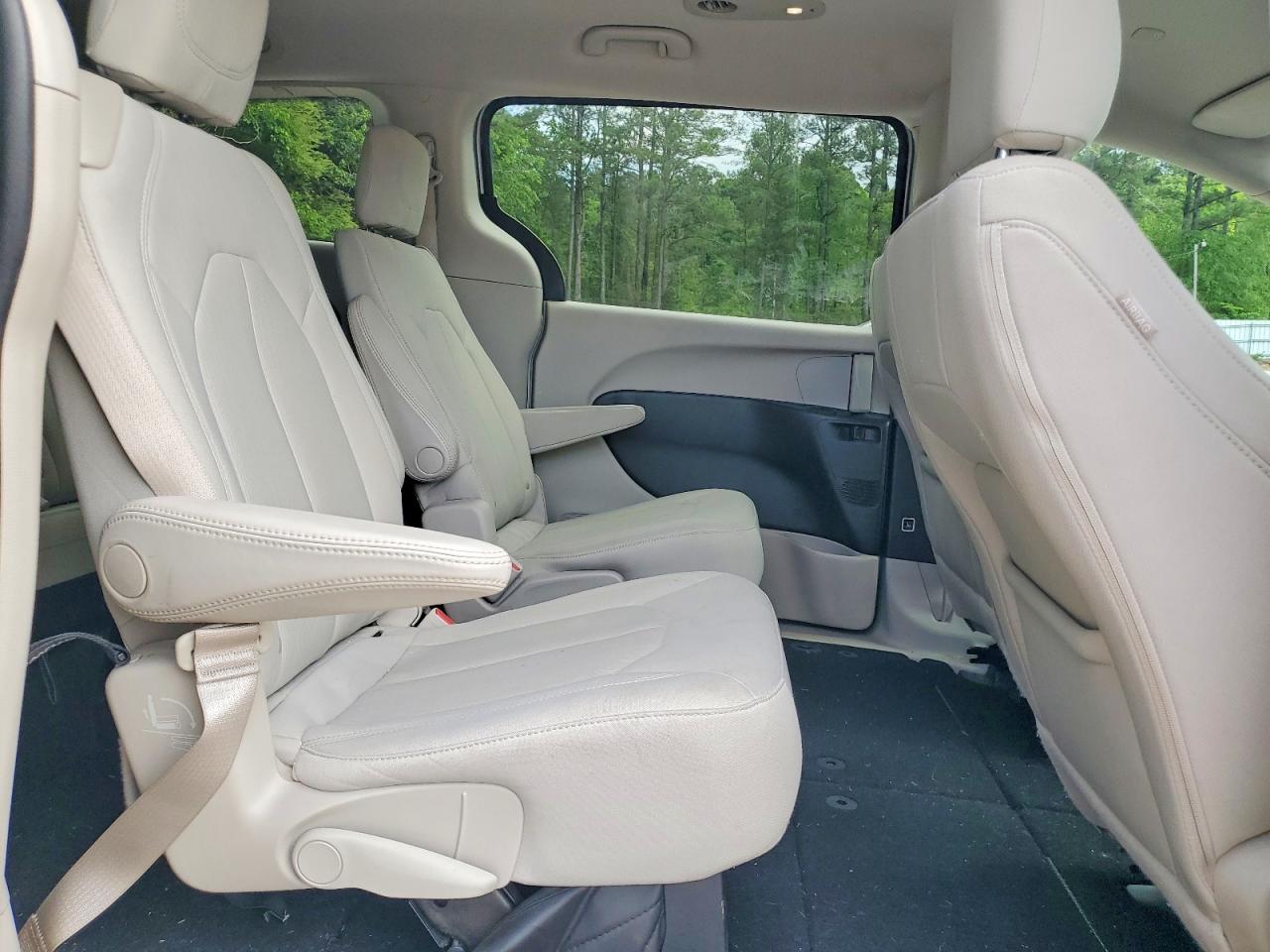 2017 Chrysler Pacifica Touring Silver vin: 2C4RC1DGXHR522907