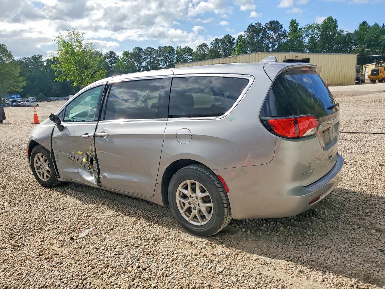 2017 Chrysler Pacifica Touring Silver vin: 2C4RC1DGXHR522907