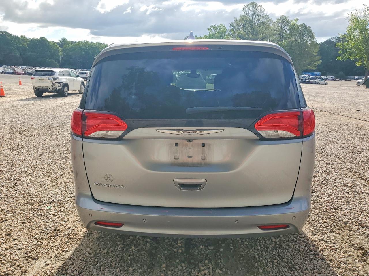 2017 Chrysler Pacifica Touring Silver vin: 2C4RC1DGXHR522907