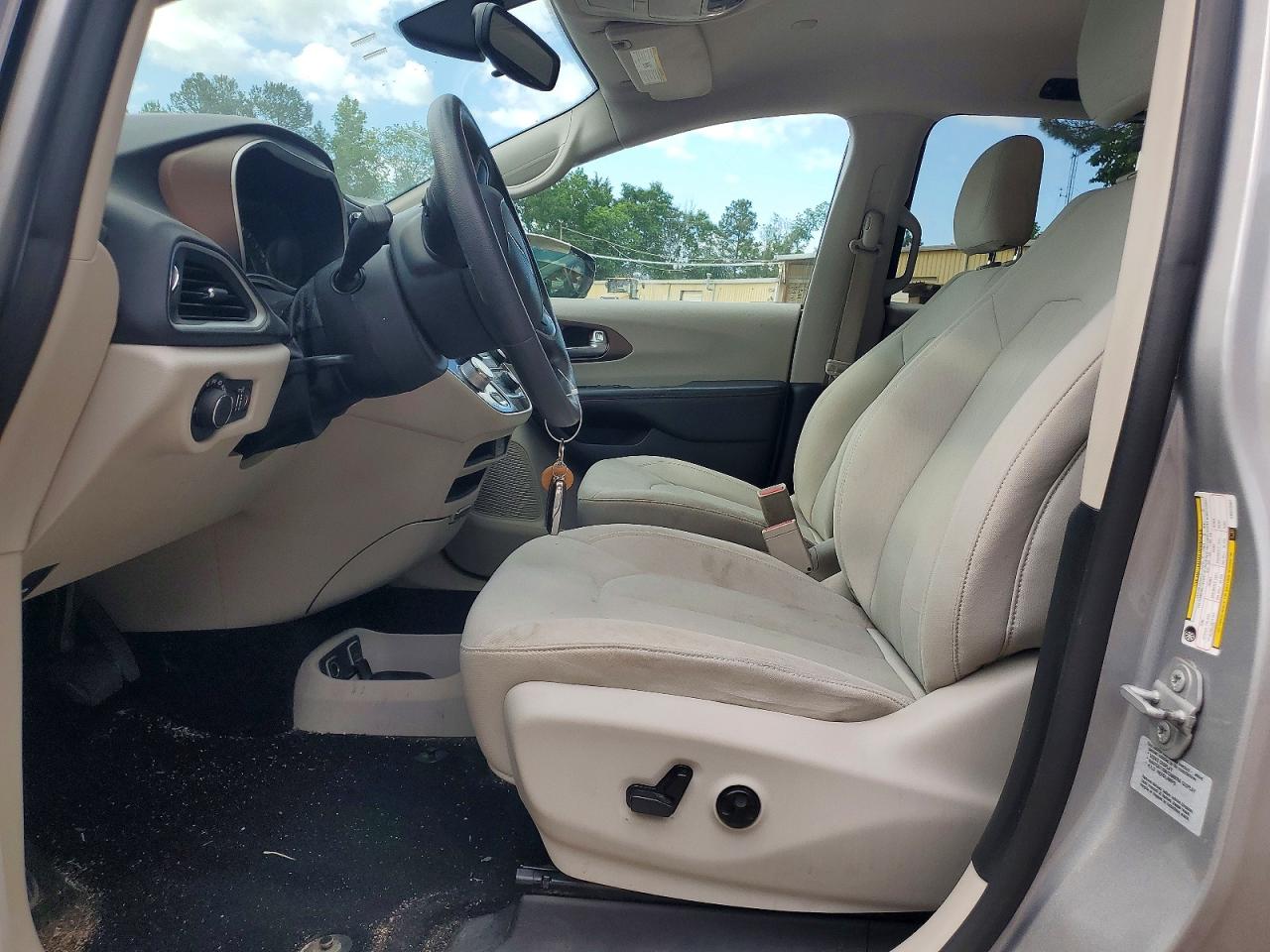 2017 Chrysler Pacifica Touring Silver vin: 2C4RC1DGXHR522907