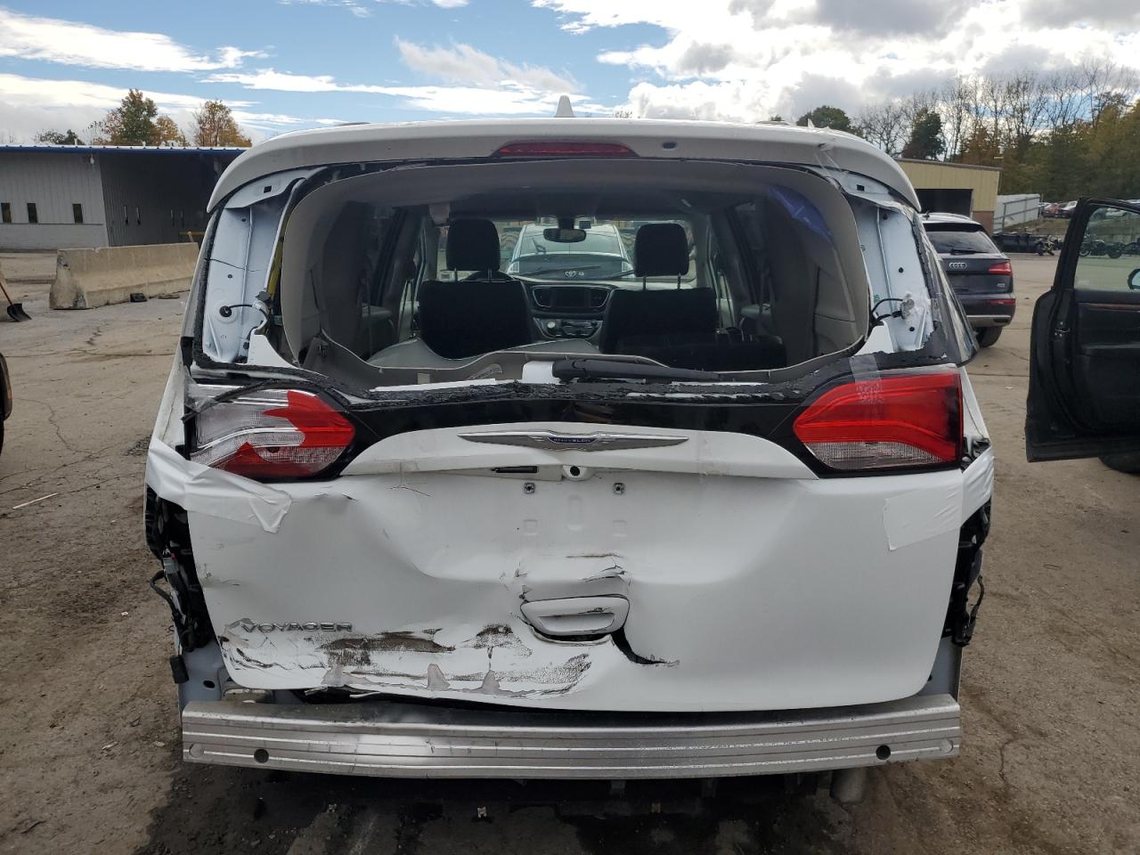2020 Chrysler Voyager Lxi White vin: 2C4RC1DGXLR144435