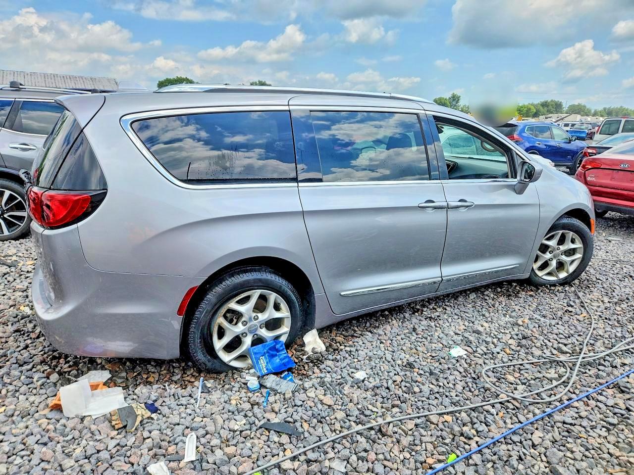 2017 Chrysler Pacifica Touring L Plus Silver vin: 2C4RC1EG2HR788646