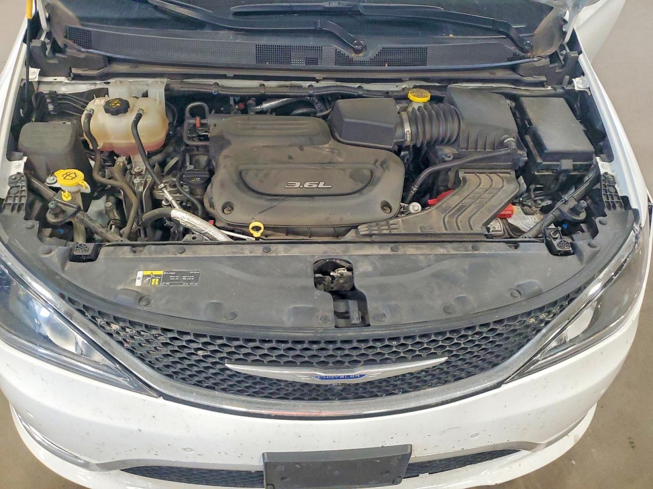 2018 Chrysler Pacifica Touring L Plus White vin: 2C4RC1EG4JR293712