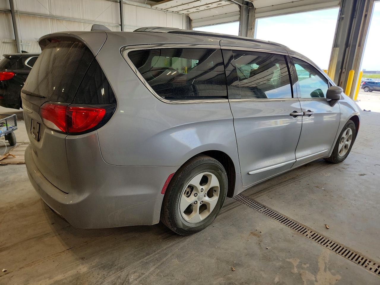 2017 Chrysler Pacifica Touring L Plus Silver vin: 2C4RC1EG5HR782226