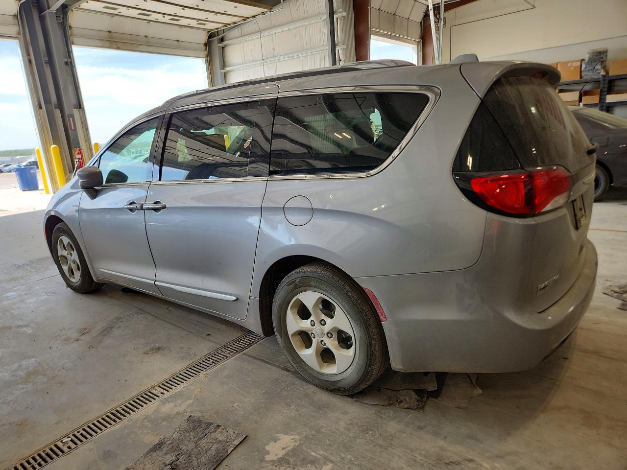 2017 Chrysler Pacifica Touring L Plus Silver vin: 2C4RC1EG5HR782226