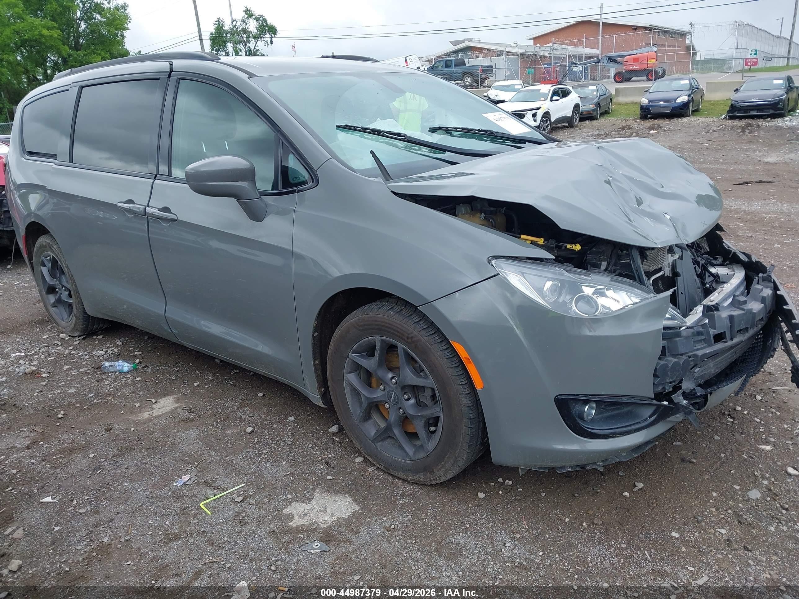 2020 Chrysler Pacifica Touring L Plus Gray vin: 2C4RC1EG5LR282852