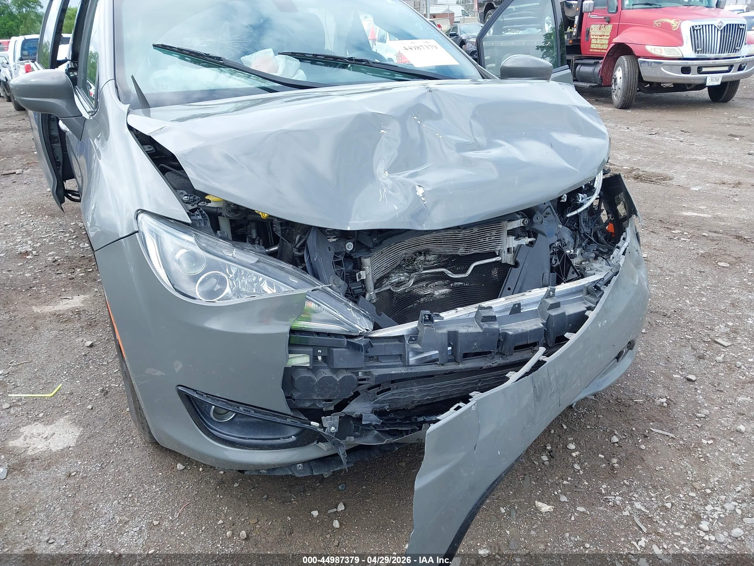 2020 Chrysler Pacifica Touring L Plus Gray vin: 2C4RC1EG5LR282852