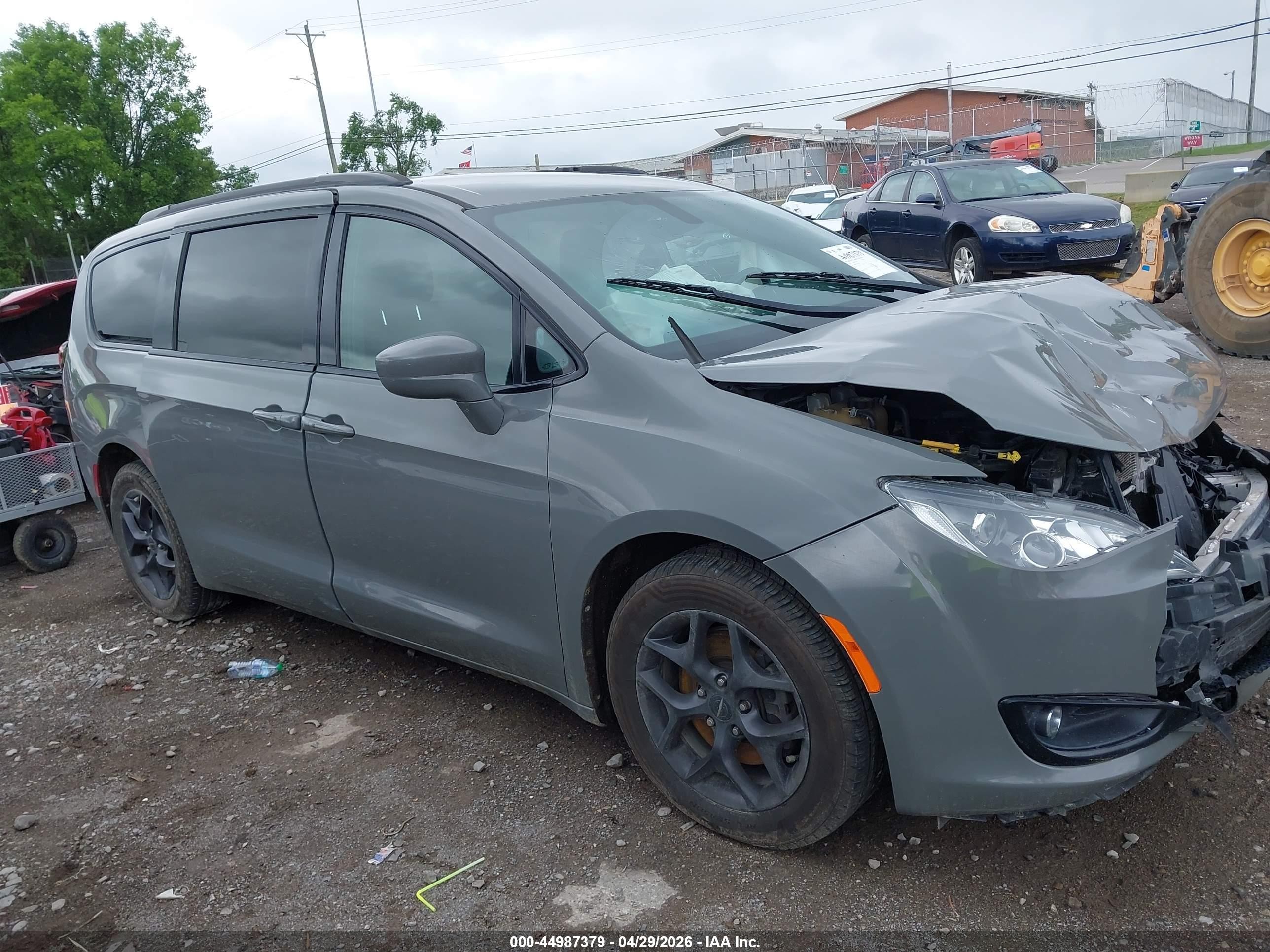 2020 Chrysler Pacifica Touring L Plus Gray vin: 2C4RC1EG5LR282852