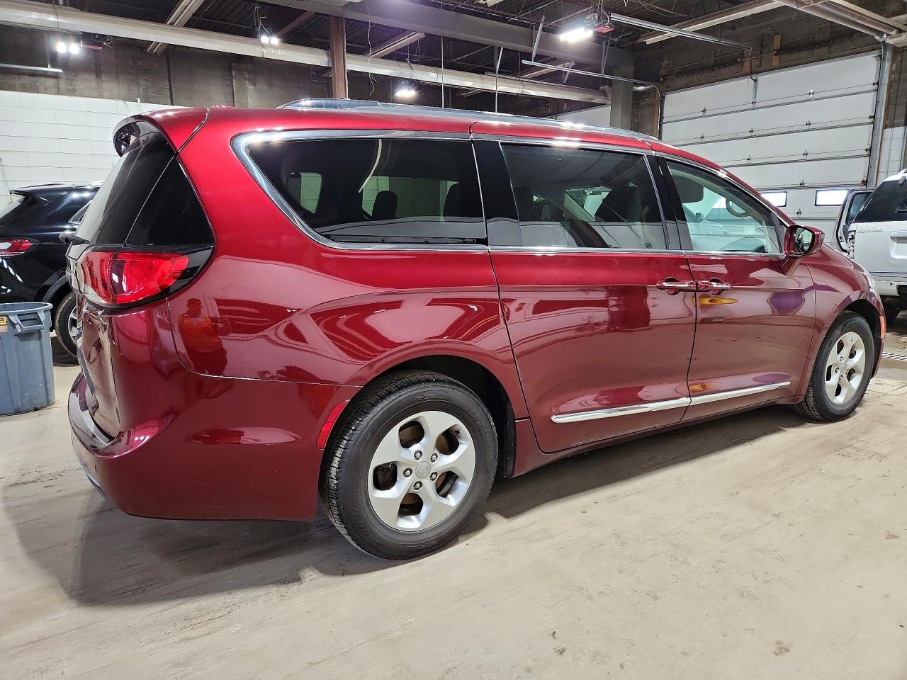 2017 Chrysler Pacifica Touring L Plus Red vin: 2C4RC1EG7HR560187