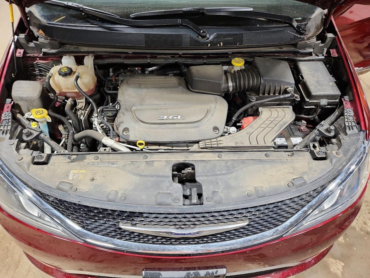 2017 Chrysler Pacifica Touring L Plus Red vin: 2C4RC1EG7HR560187