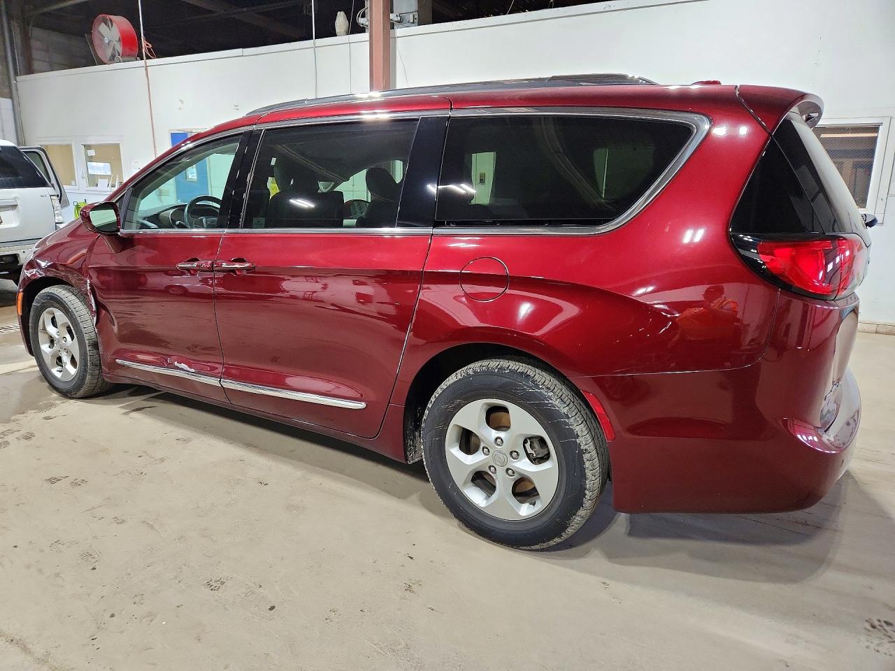 2017 Chrysler Pacifica Touring L Plus Red vin: 2C4RC1EG7HR560187