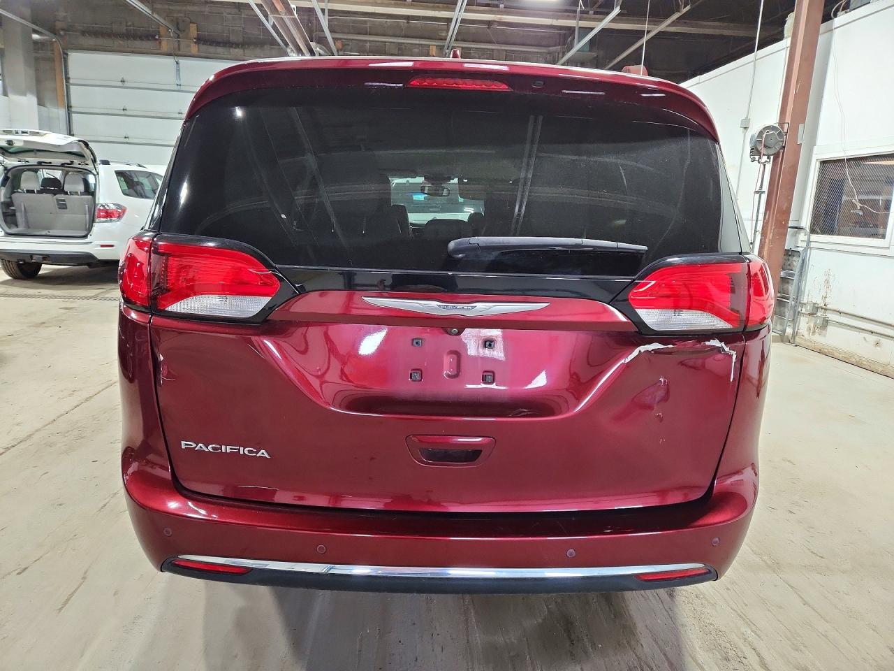 2017 Chrysler Pacifica Touring L Plus Red vin: 2C4RC1EG7HR560187