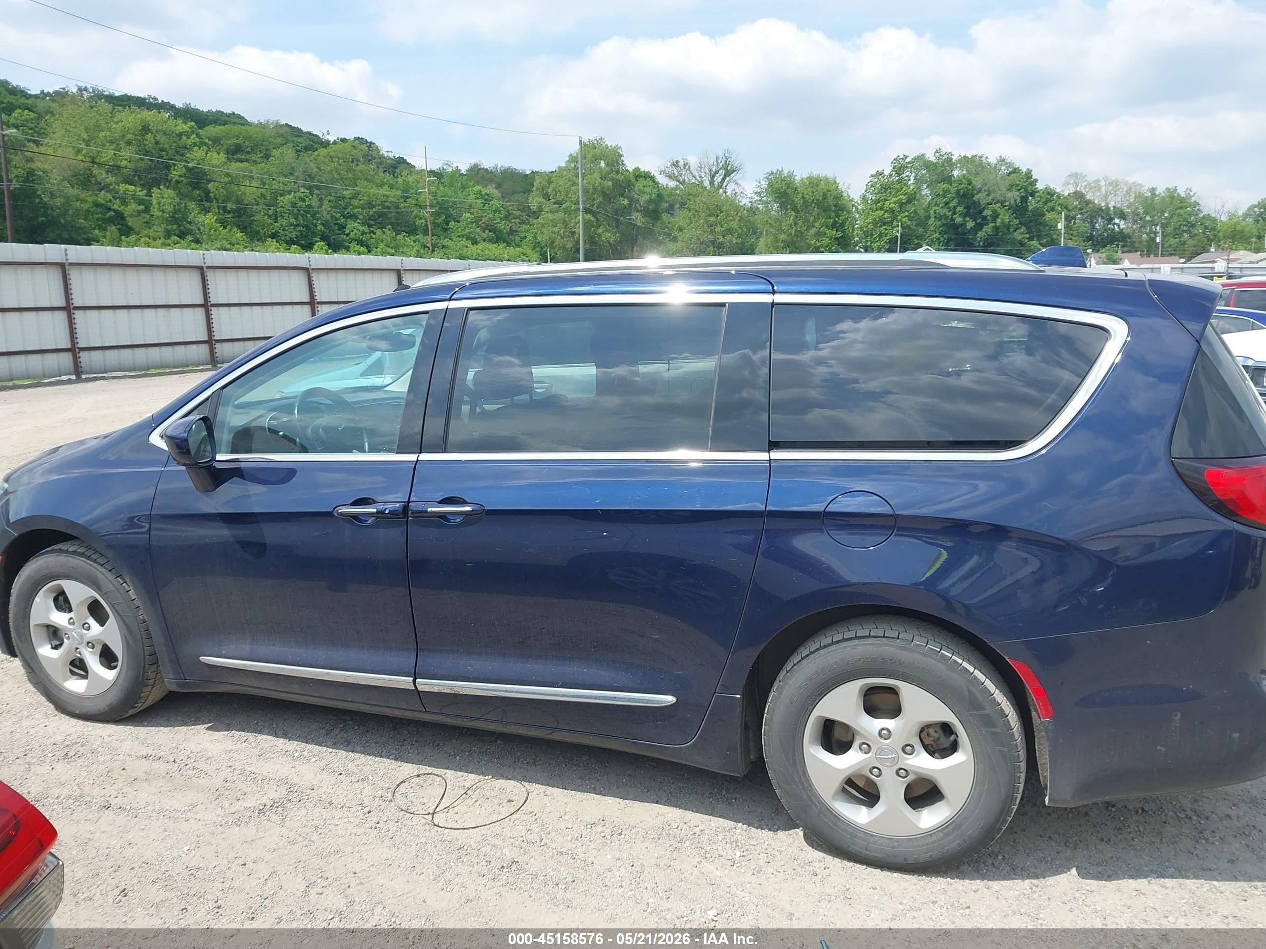 2017 Chrysler Pacifica Touring-l Plus Blue vin: 2C4RC1EG7HR811192