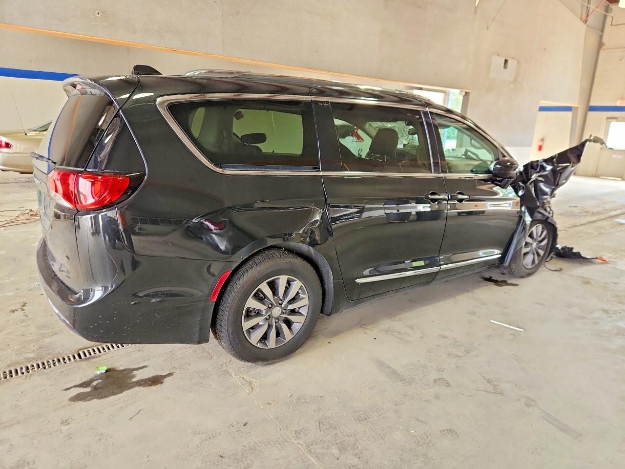 2020 Chrysler Pacifica Touring L Plus Black vin: 2C4RC1EG8LR102988