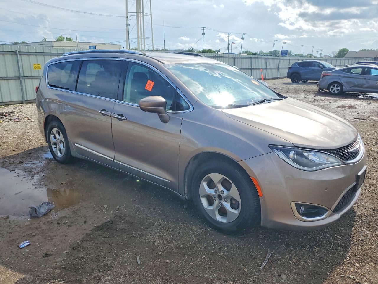 2017 Chrysler Pacifica Touring L Plus Tan vin: 2C4RC1EGXHR669761