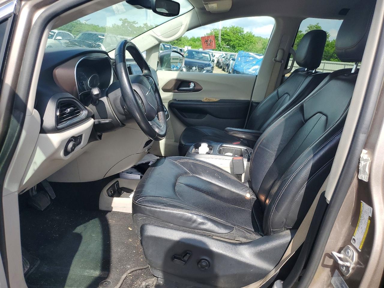 2017 Chrysler Pacifica Touring L Plus Tan vin: 2C4RC1EGXHR669761