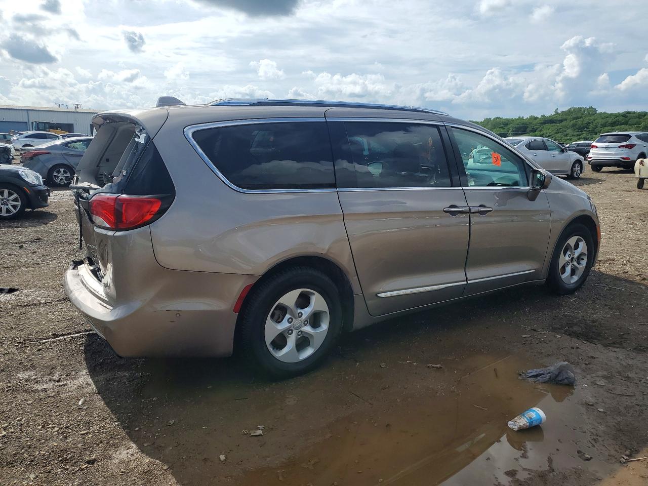 2017 Chrysler Pacifica Touring L Plus Tan vin: 2C4RC1EGXHR669761