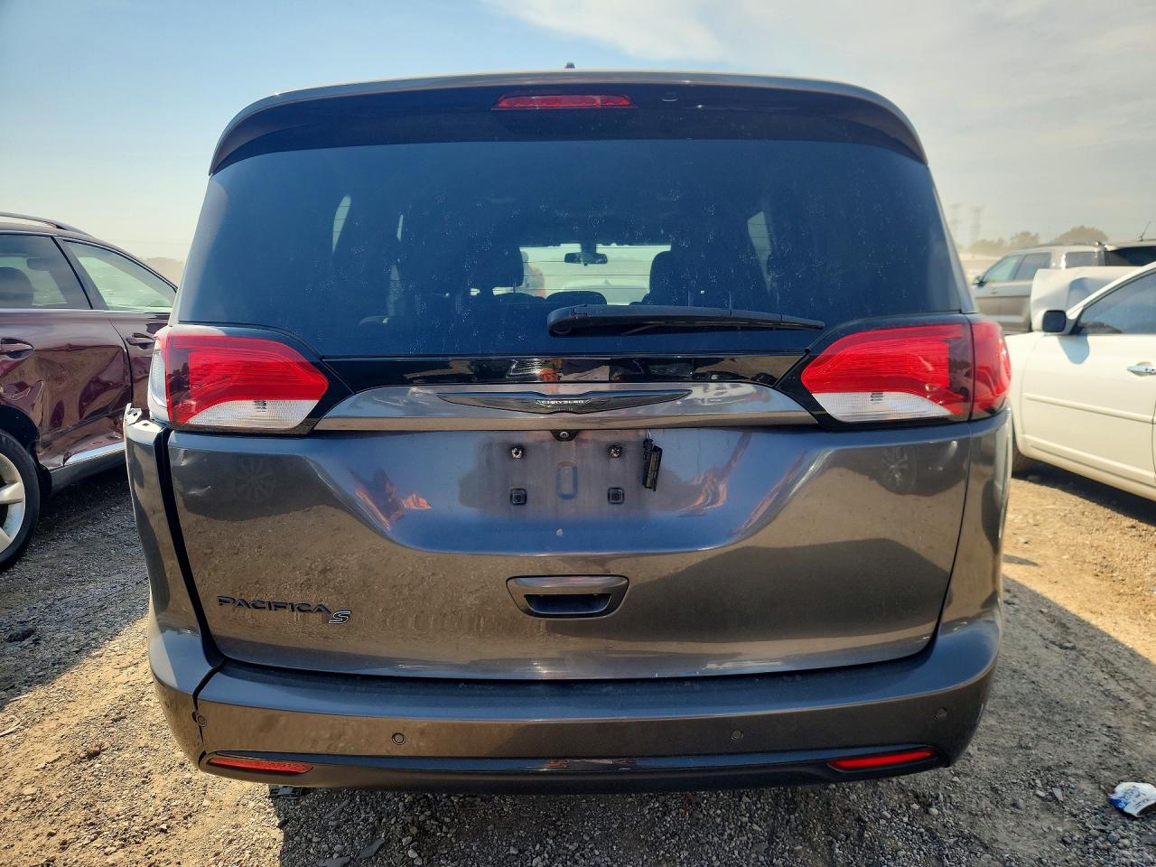2018 Chrysler Pacifica Touring Plus Gray vin: 2C4RC1FG1JR357915